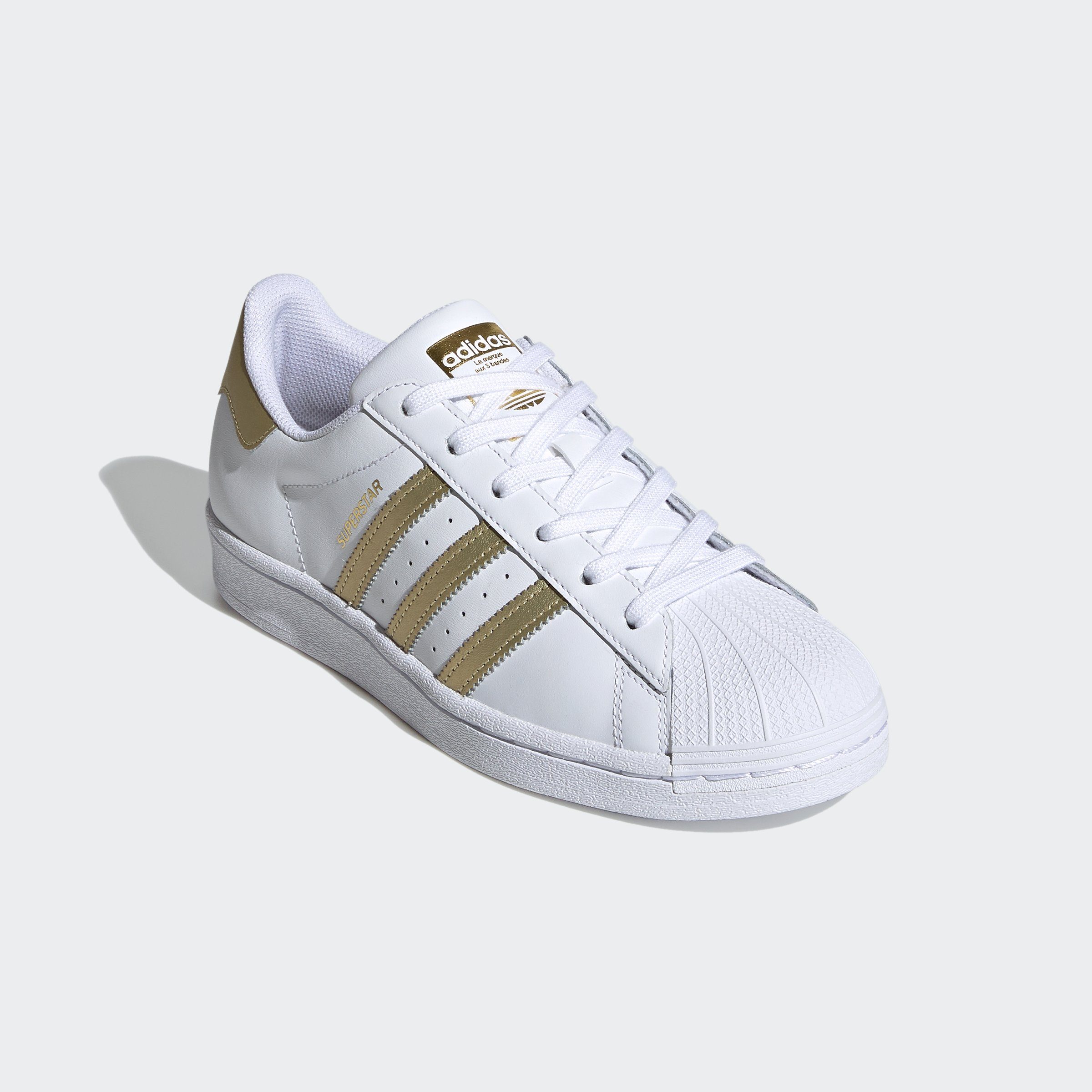adidas Originals SUPERSTAR Sneaker, Der legendäre Sneaker mit der Shell Toe  und Details in Gold-Optik.