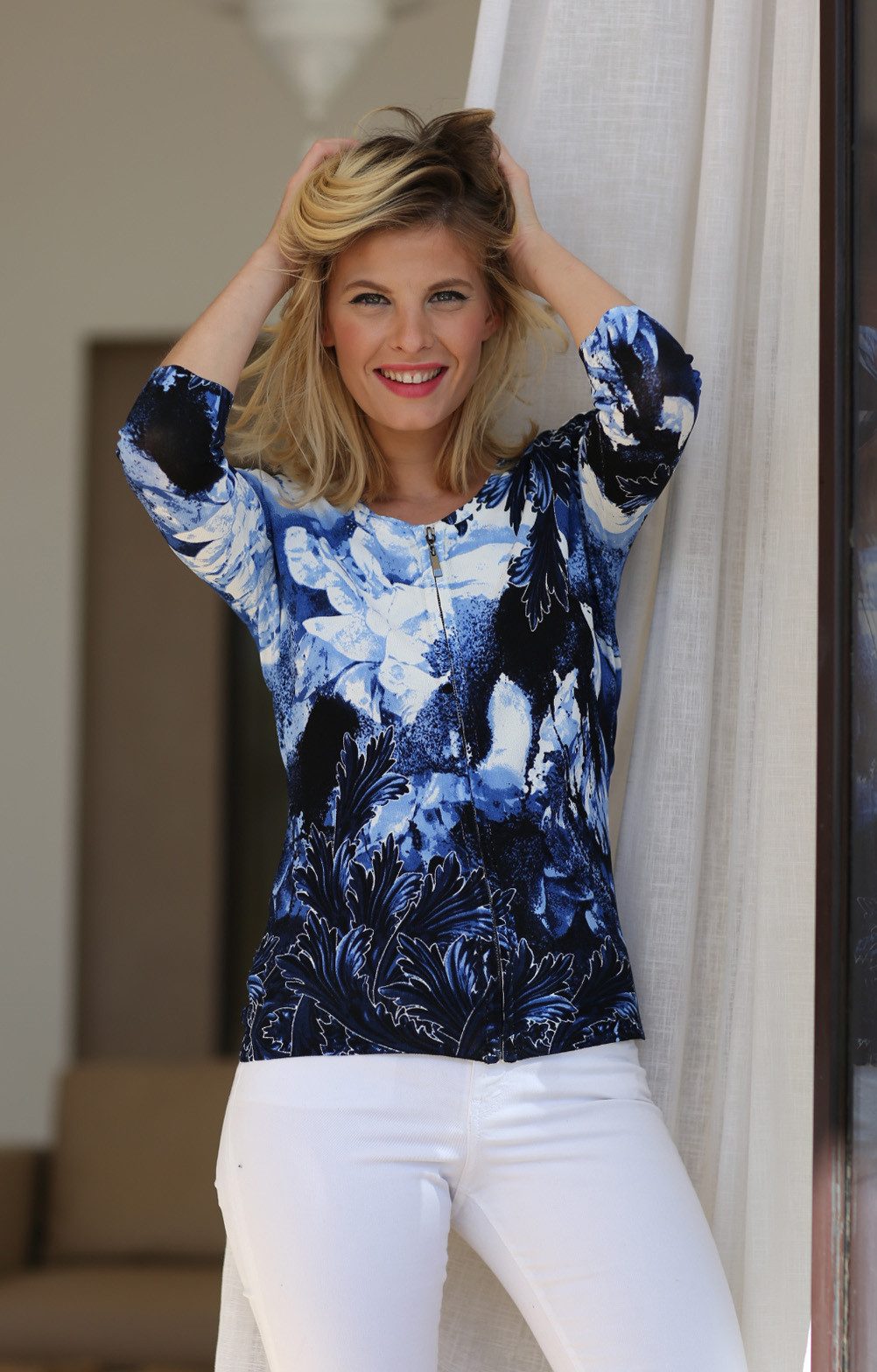Passioni Cardigan Twin-Set mit blauem abstraktem Blumendruck – Bild 3 von 5