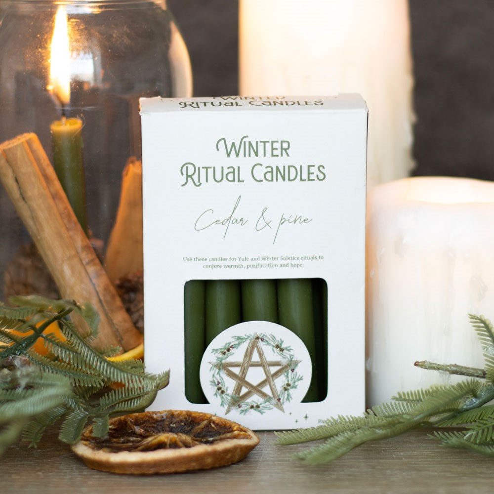 Something Different Duftkerze Winter Ritual Kerzen-Set "Cedar & Pine" – 12er Set mit Pentagramm