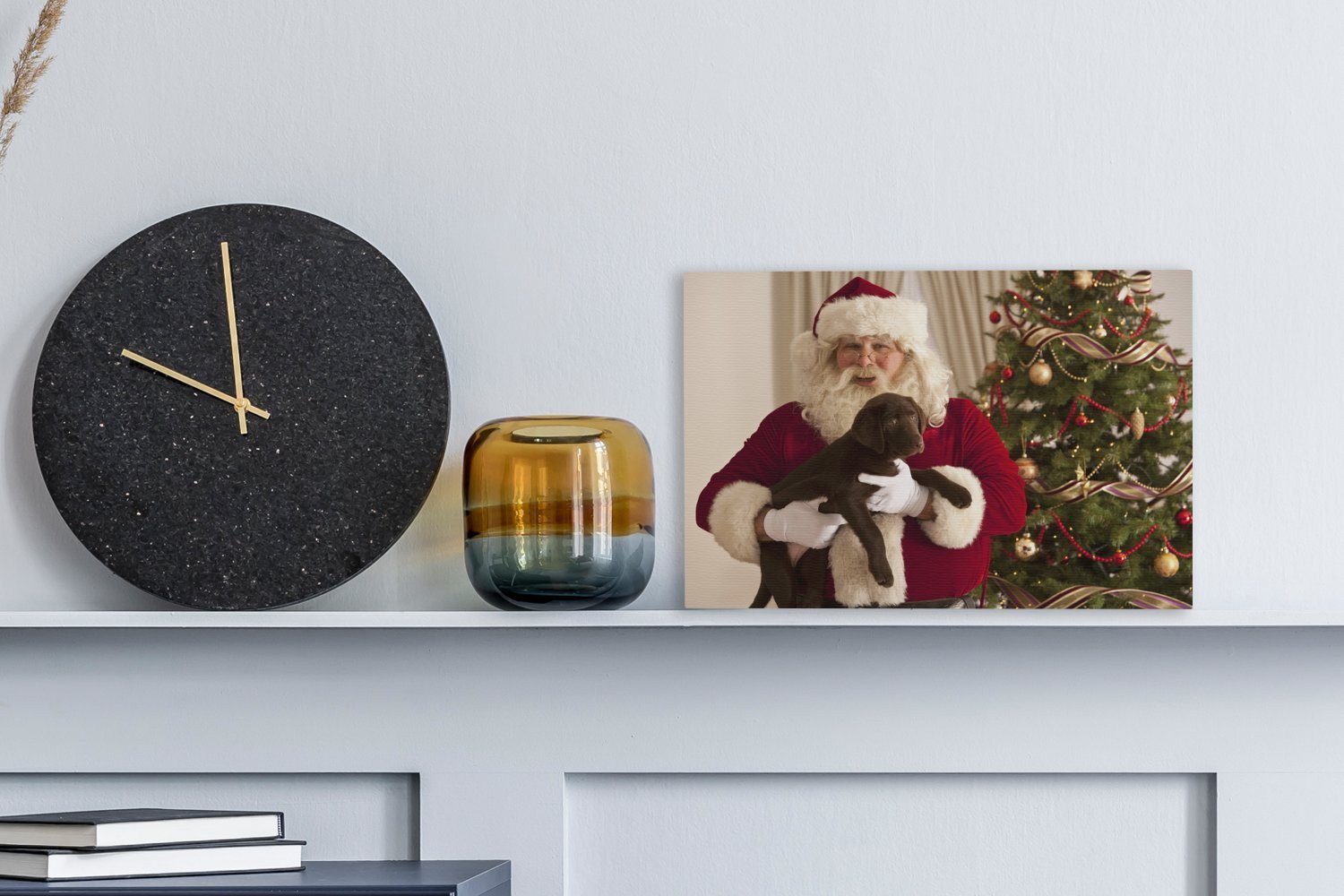 OneMillionCanvasses® Leinwandbild Der Weihnachtsmann mit einem St), Wandbild cm Wanddeko, den (1 Händen, Aufhängefertig, Leinwandbilder, 30x20 in Hund braunen