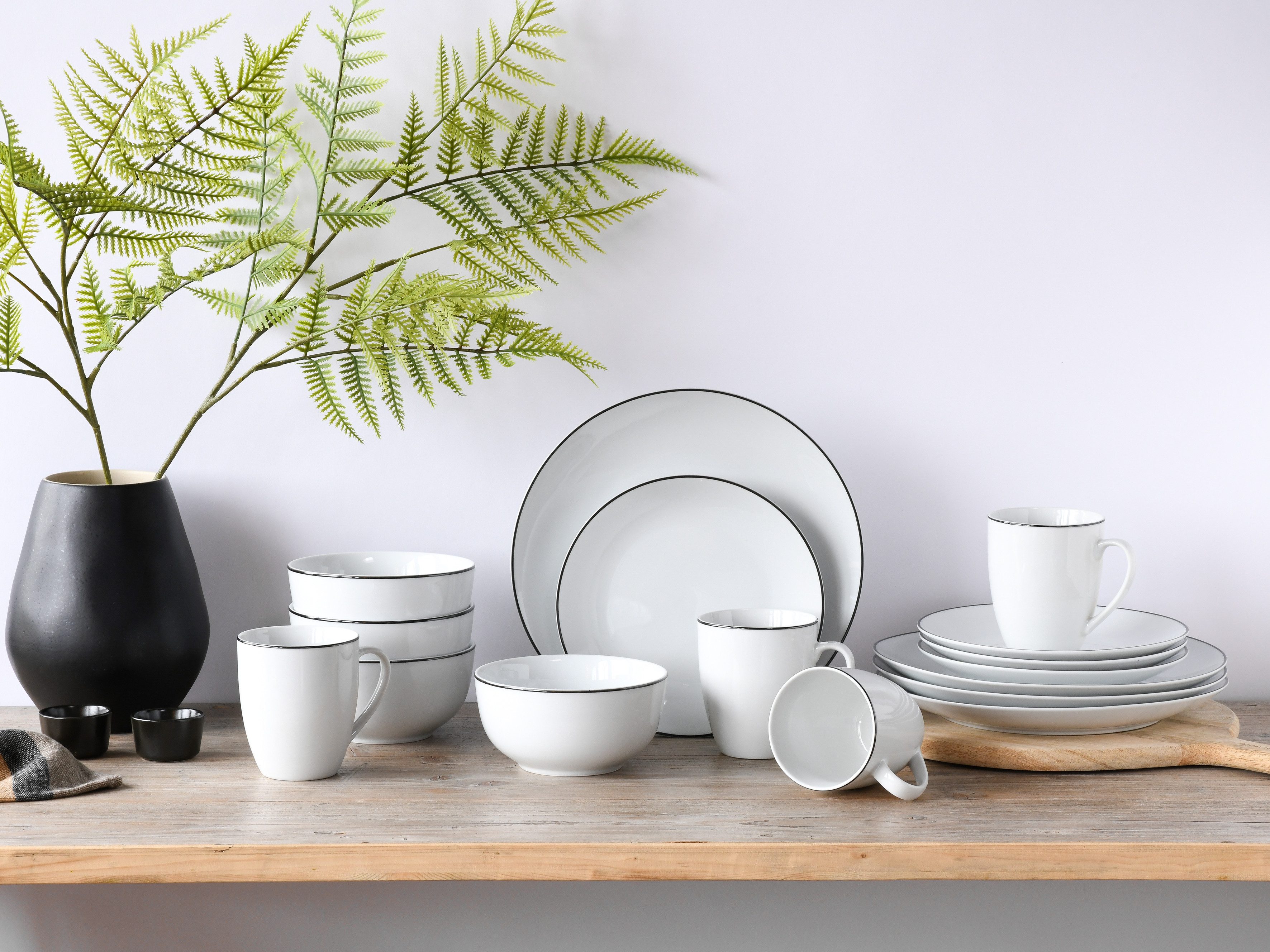 CreaTable Kombiservice Luna Black Line (16-tlg), 4 Personen, Porzellan, handgemaltes Liniendekor