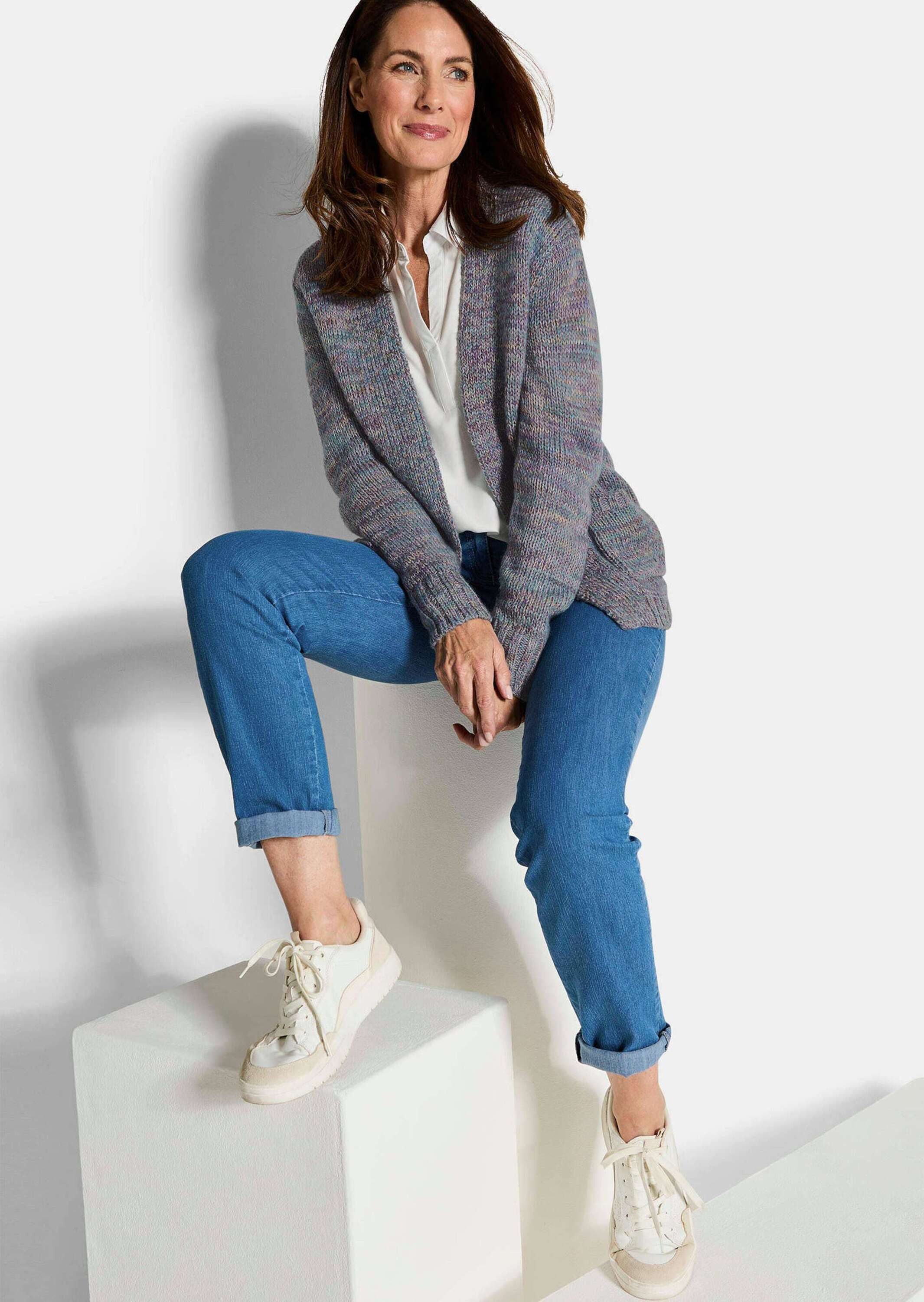 GOLDNER Strickjacke Kurzgröße: Langarm Melange-Cardigan, flauschig Weiche Jacke mit Taschen, verschlusslos, hüftlang, Feinstrick – Bild 4 von 5