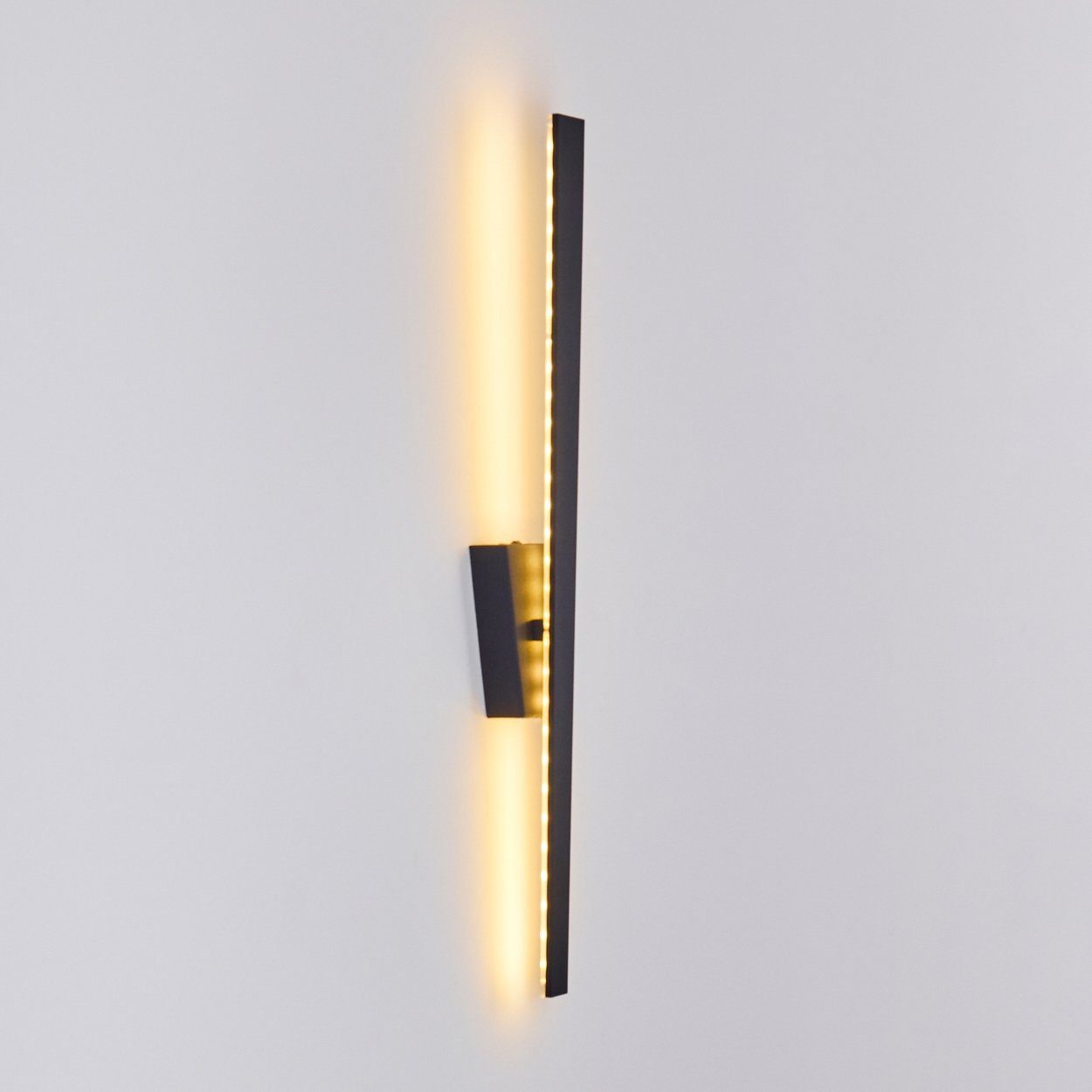 Wandlampe An-Ausschalter LED, Moderne und 480 »Tarignano« 3000 Kelvin, aus Lumen, Wandleuchte mit Lichteffekt Schwarz/Weiß, länglicher Wandspot Metall/Kunststoff in hofstein