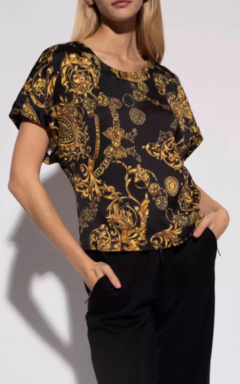 Versace Jeans Couture T-Shirt PATTERNED Barock Top Bluse Shirt T-shirt Iconic Retro Print goldfarbenen Knopfverschlüssen,ikonischen Print der Marke