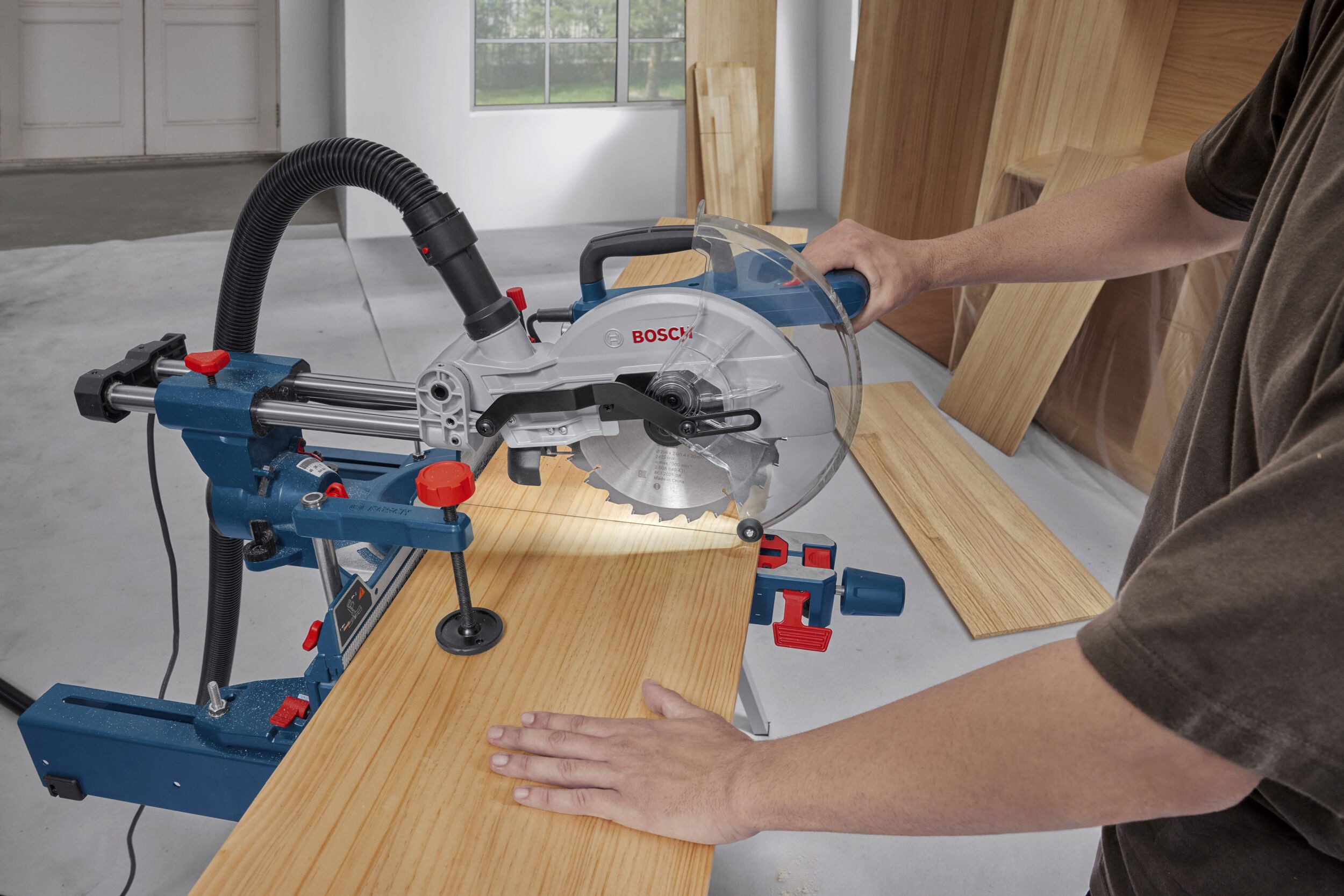 BOSCH Kapp- und Gehrungssäge GCM GCM305-216S, Im Karton