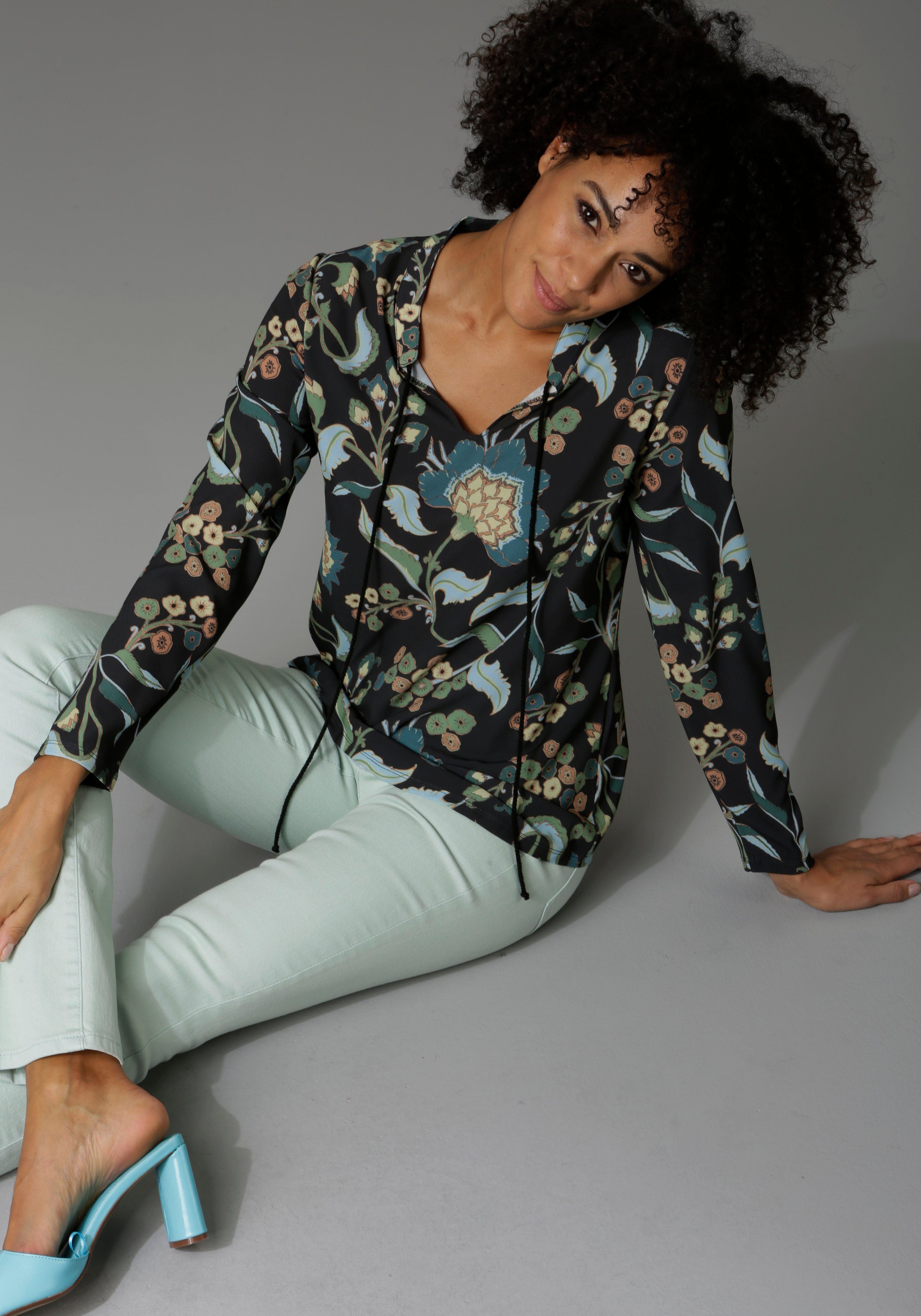 Aniston CASUAL Schlupfbluse mit malerischem Blumendruck