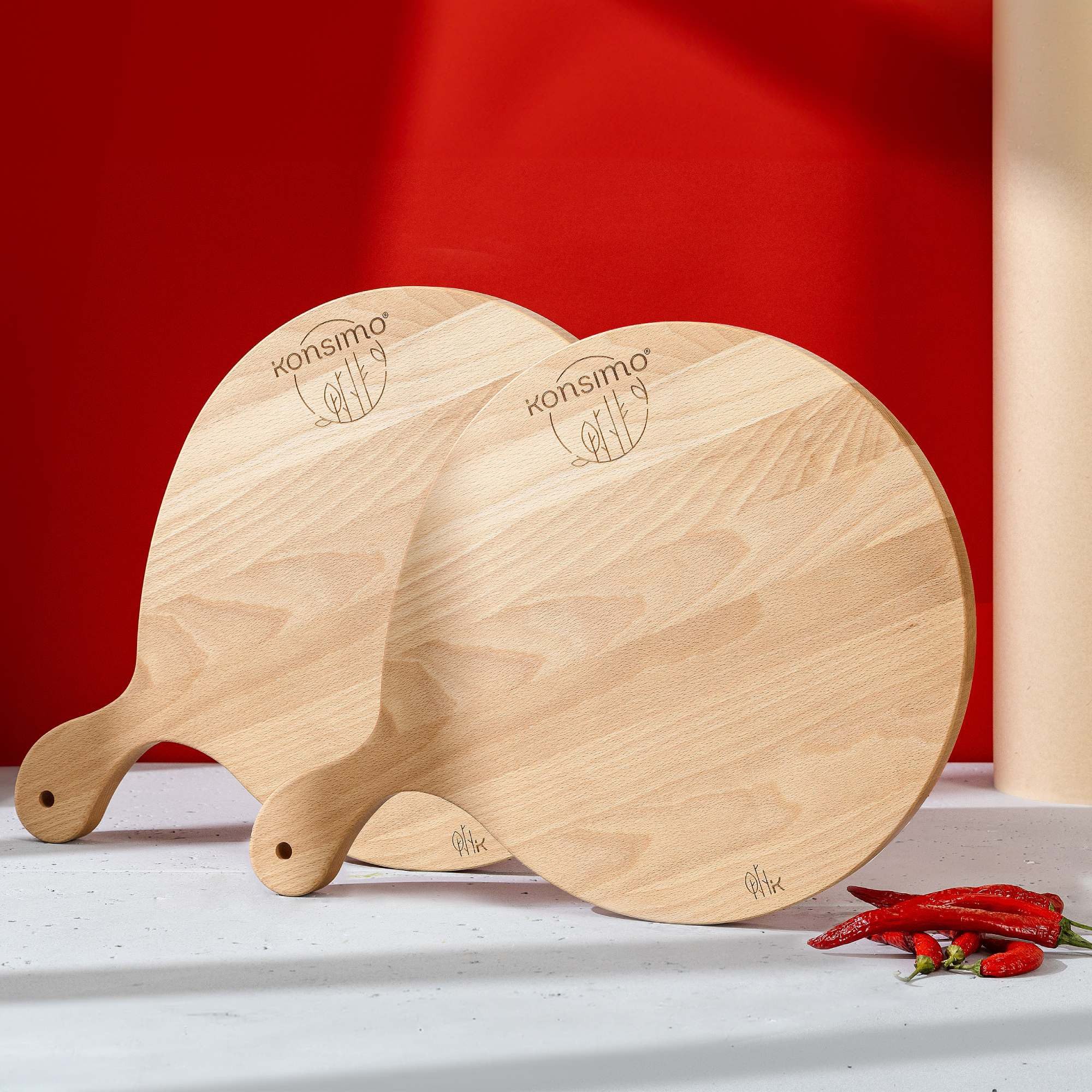 KONSIMO® Pizzaschneidebrett LESTE Rundes Pizzaschneidebrett-Set, Massivholz, Buchenholz, (2 Stück, Maße: 45x2x32 cm, 2-St), hergestellt in der EU, 2-er Set, mit Griff, Handarbeit