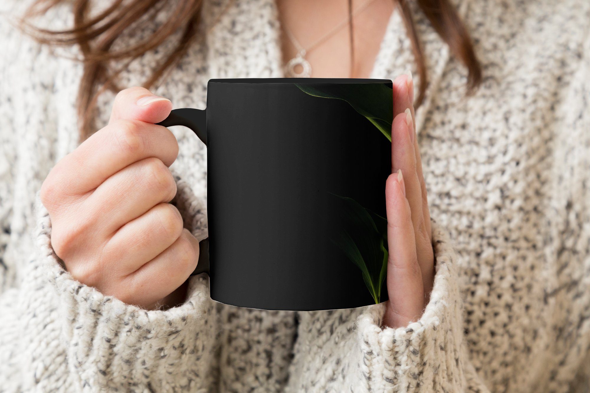 Teetasse, Kaffeetassen, mit Blättern Zaubertasse, Hintergrund, schwarzem Keramik, auf Geschenk Maiglöckchen MuchoWow Ein Tasse Farbwechsel,