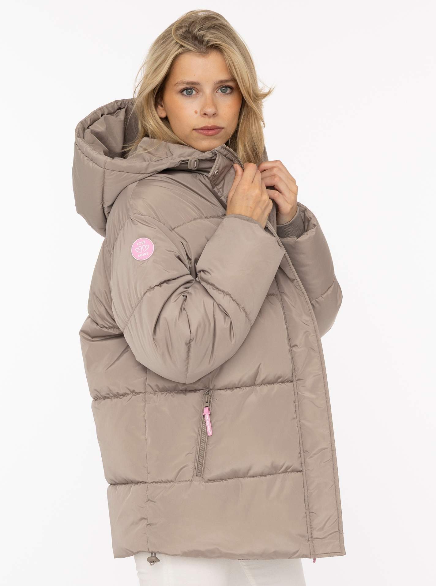 Zwillingsherz Steppjacke „Love More“ Kapuze mit Tunnelzug, verdeckter Reißverschluss, dezente Details – Bild 4 von 5