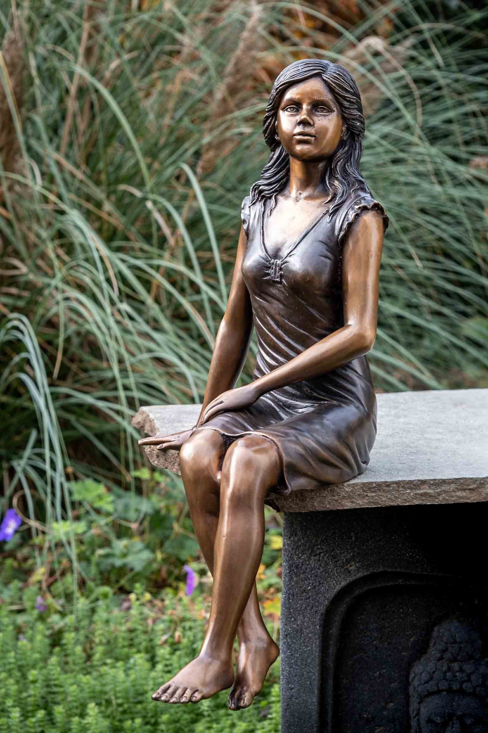 IDYL Gartenfigur IDYL Bronze-Skulptur Sitzendes Mädchen, Bronze – sehr robust – Langlebig – witterungsbeständig gegen Frost, Regen und UV-Strahlung. Die Modelle werden in Wachsausschmelzverfahren in Bronze gegossen und von Hand patiniert. | Figuren