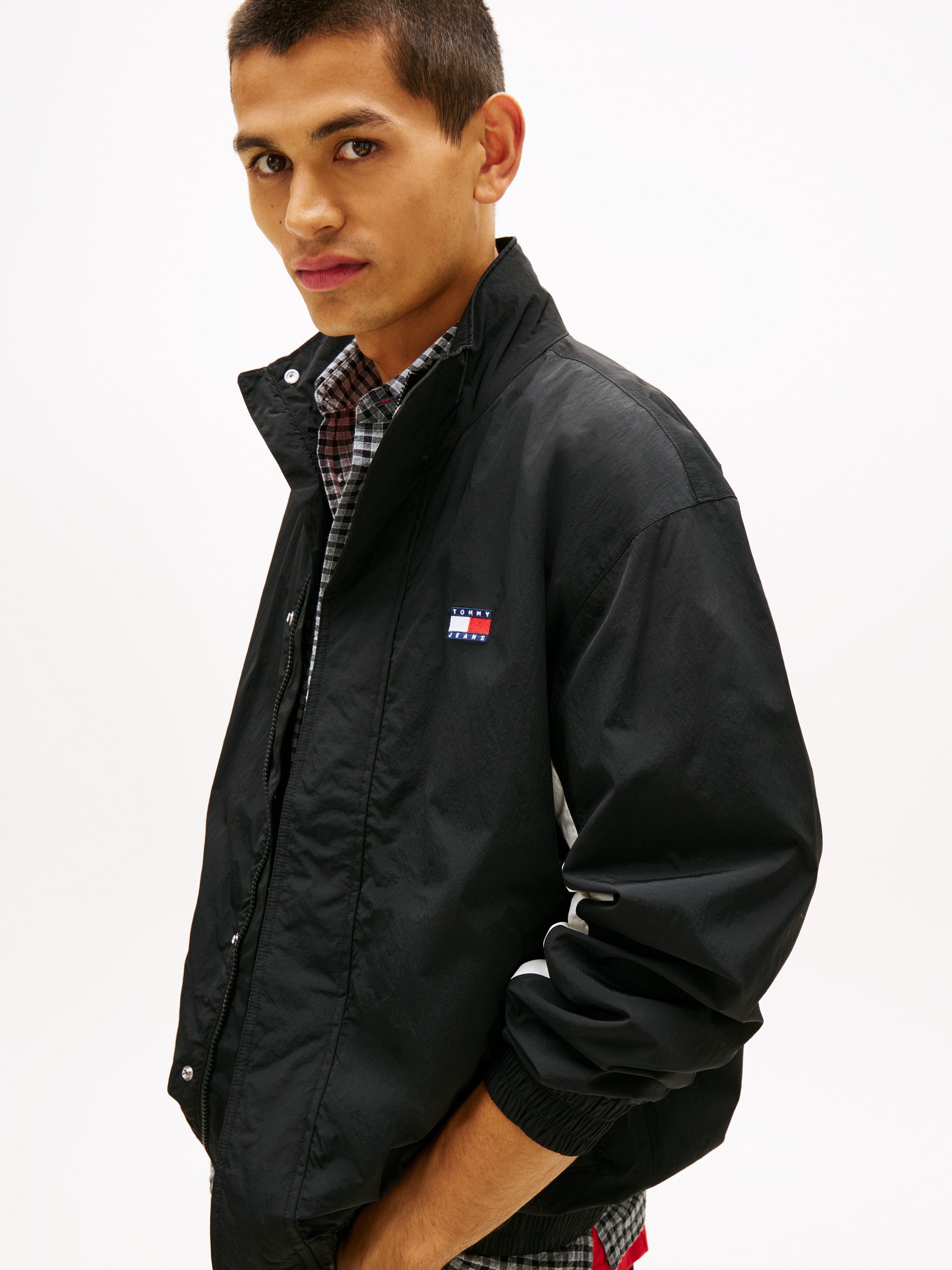 Tommy Jeans Windbreaker TJM HERITAGE FLAG Regular fit mit Stehkragen und Markenprint Rückenprint Tommy Flag