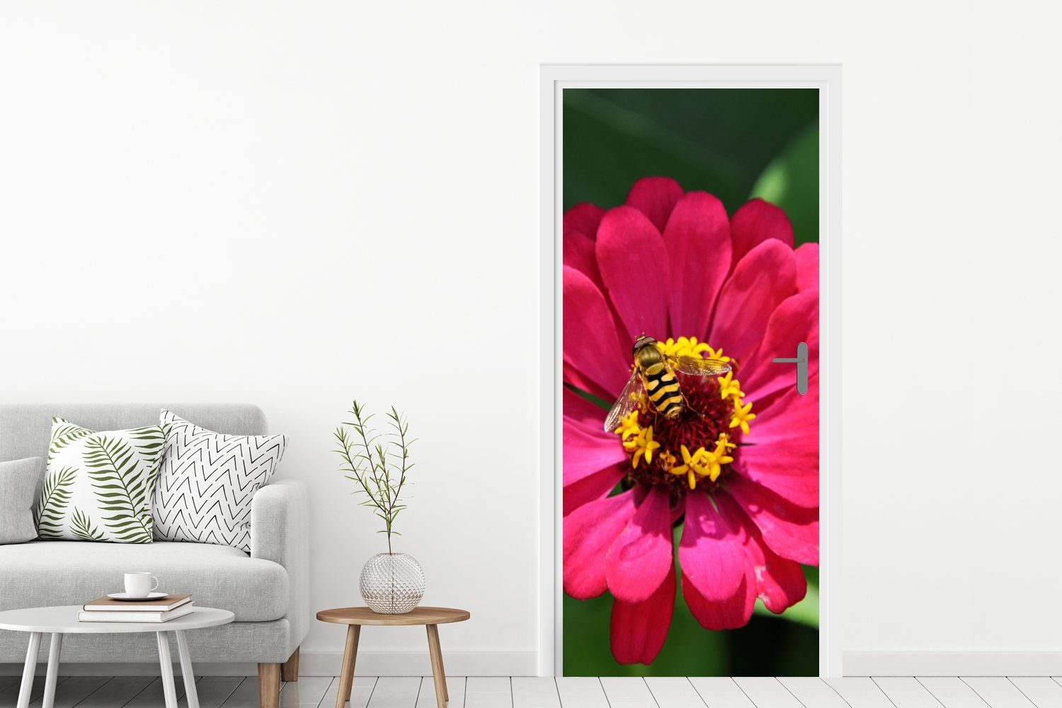 einer Biene Türtapete (1 75x205 St), mit cm Türaufkleber, für Rosa Zinnienblüte Matt, Fototapete Tür, darauf, bedruckt, MuchoWow
