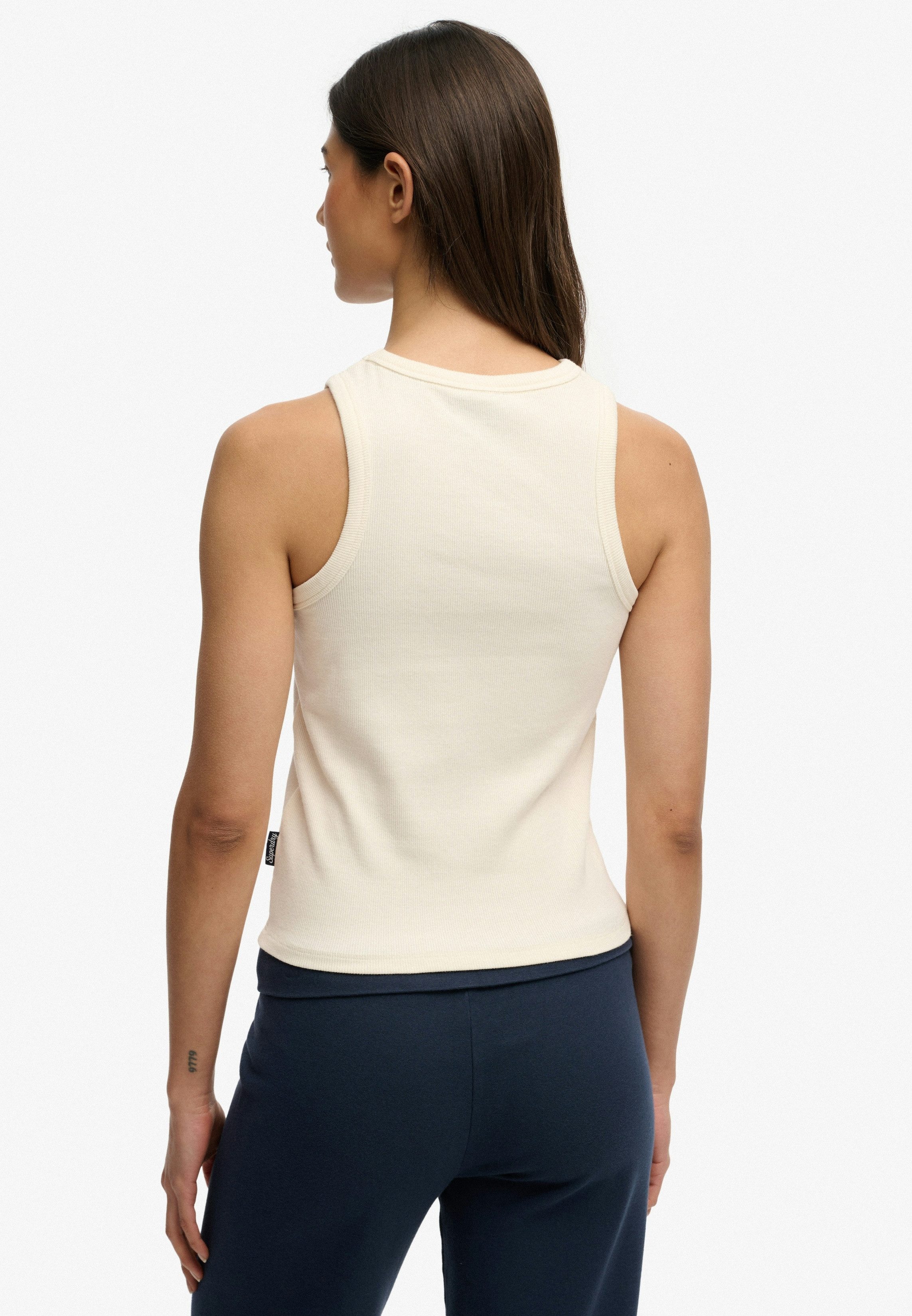 Superdry Tanktop ESSENTIAL LOGO RACER VEST aus Baumwolle, Regular Fit, mit Rundhalsausschnitt, ärmelloses Design – Bild 3 von 5