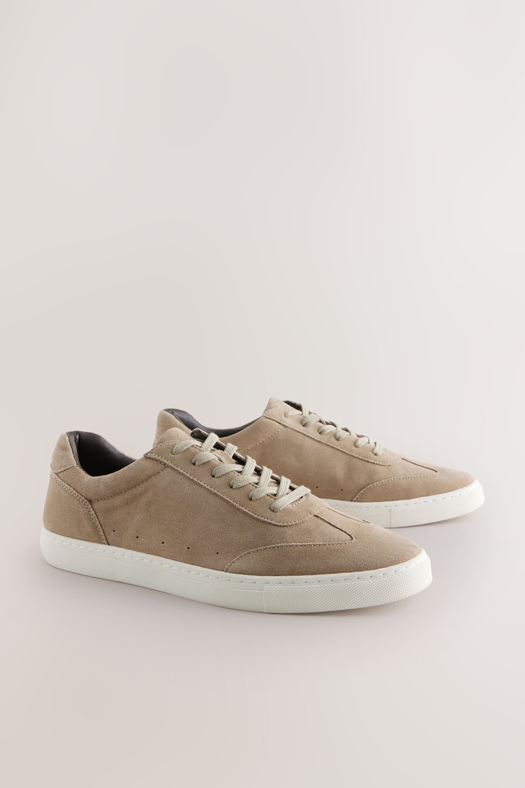 Next Schicke Turnschuhe aus Veloursleder Schnürschuh (1-tlg)