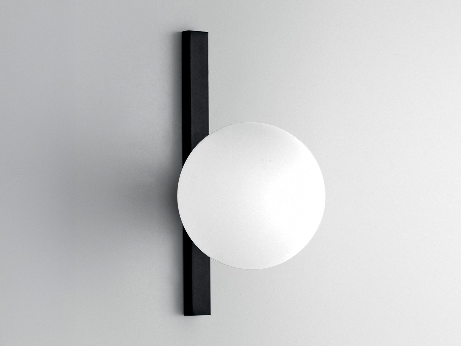 Luce Ambiente Design LED Wandleuchte mit Glas-Kugel Lampenschirm Höhe 28cm, Dimmfunktion, LED wechselbar, Warmweiß, ausgefallene-e innen Wand-Lampe mit Glaskugel und LED Leuchtmittel
