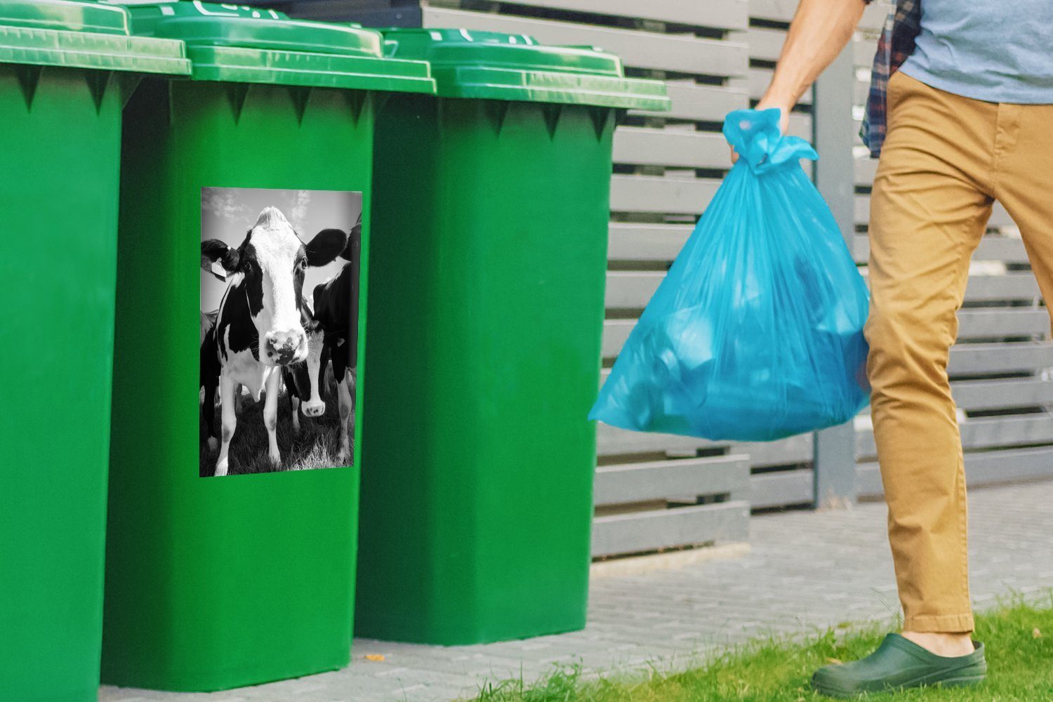 MuchoWow Wandsticker Kuhherde auf St), Mülleimer-aufkleber, Mülltonne, (1 Container, einer Wiese Sticker, Abfalbehälter