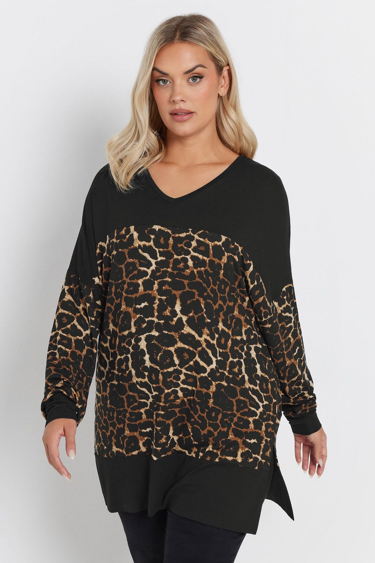 Stil Diva T-Shirt Bluse mit Leopardenmuster und V-Ausschnitt in Übergröße, langärmlig