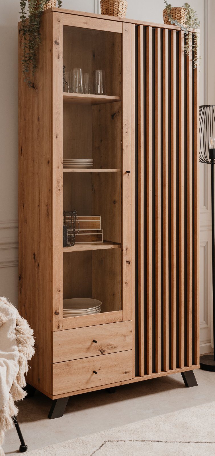 Furn.Design Stauraumvitrine Madem (Vitrinenschrank in Eiche Artisan Dekor, 92 x 199 cm) Front mit Staboptik, 10 Fächer