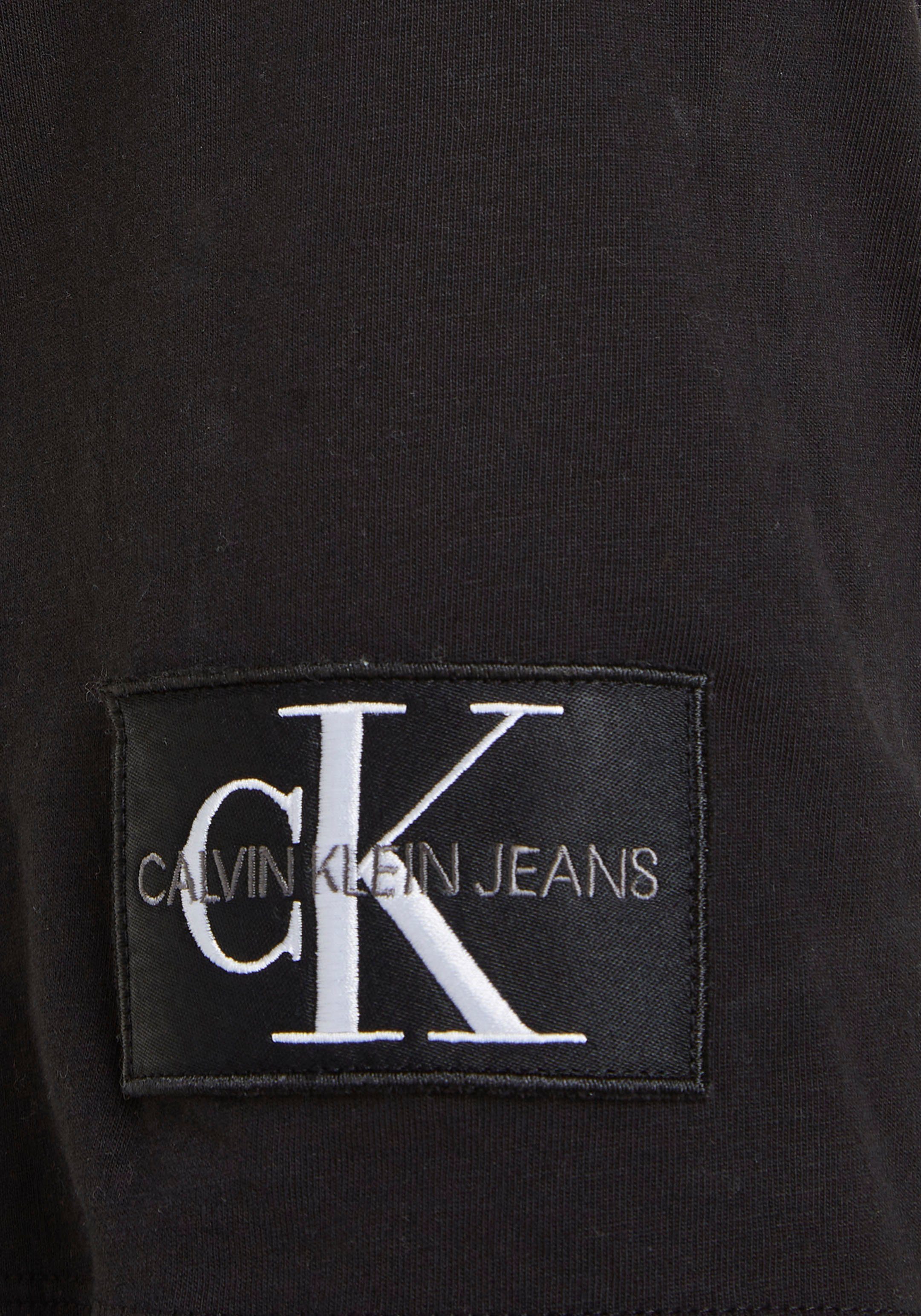 Calvin Klein Jeans T-Shirt MONOLOGO mit Calvin OVERSIZED Ärmel Ck Logo-Badge Klein dem auf Black BADGE TEE