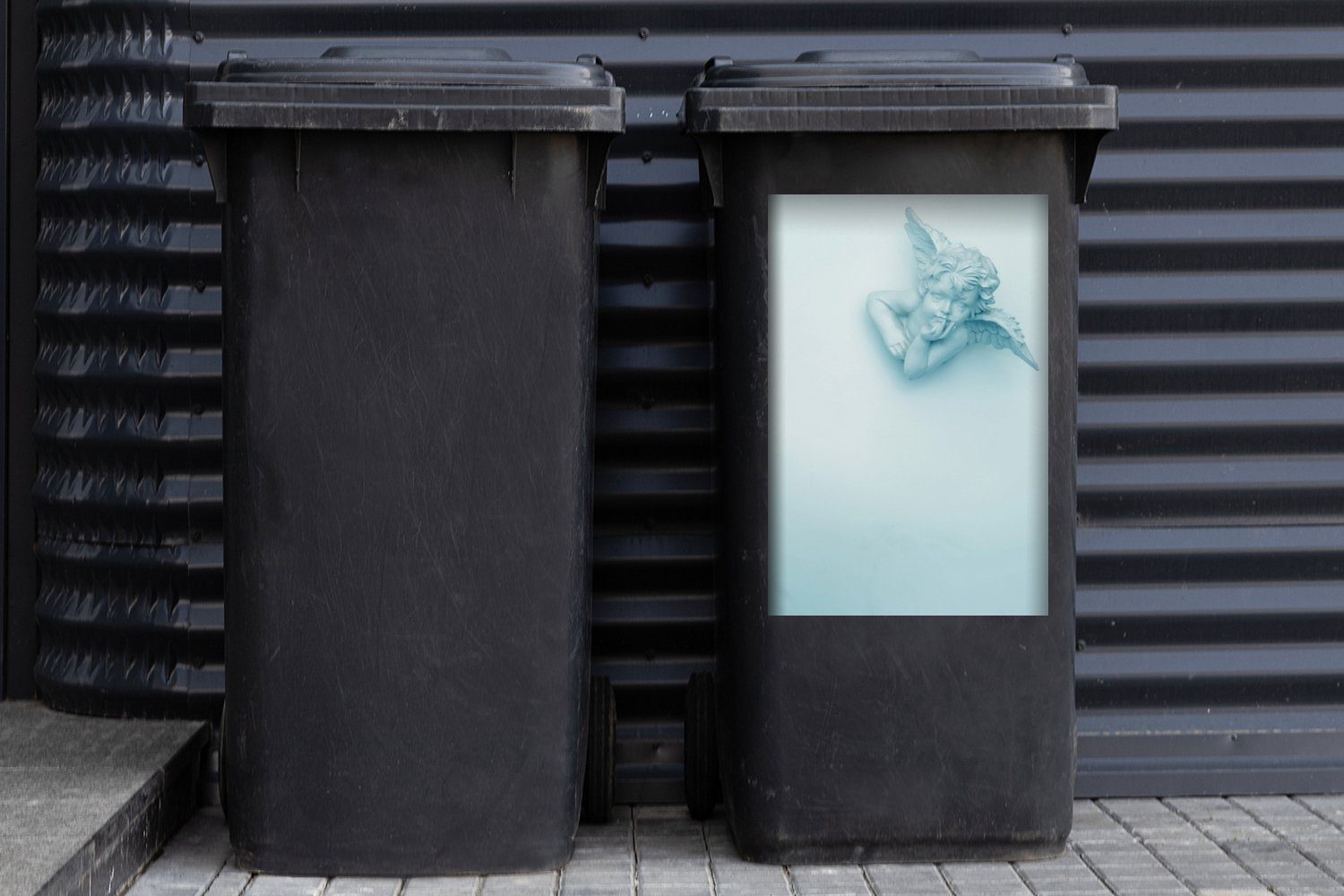 mit (1 Container, Sticker, MuchoWow Schimmer blauem Hintergrund weißem Mülltonne, auf Wandsticker Abfalbehälter St), Weißer Engel Mülleimer-aufkleber,