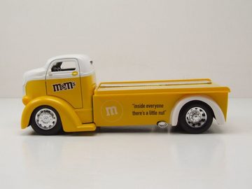 JADA Modellauto Ford COE Flatbed 1947 gelb M&Ms mit Figur Modellauto 1:24 Jada Toys, Maßstab 1:24