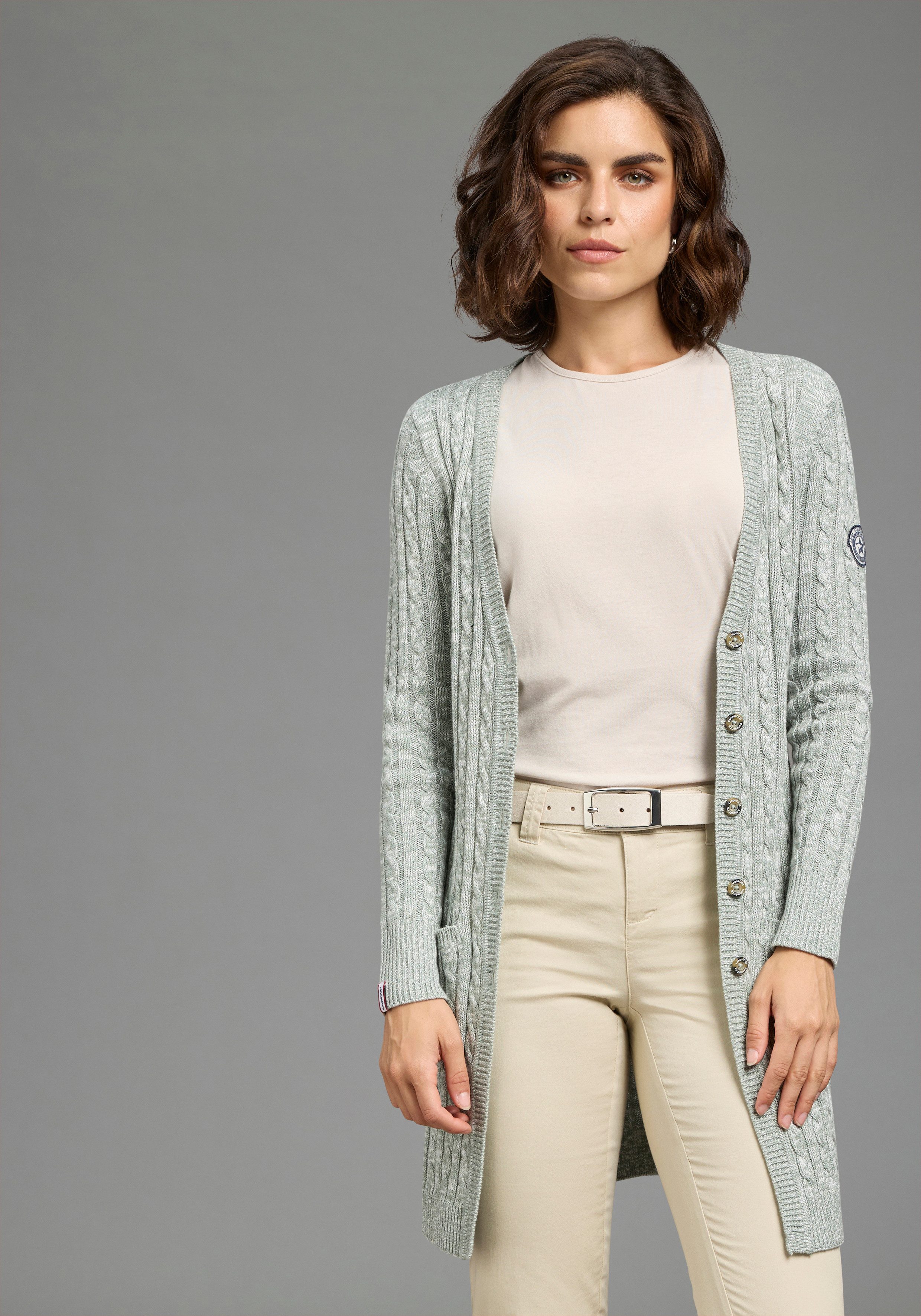 KangaROOS Longstrickjacke mit Knöpfen, po-bedeckende Länge, figurbetonte Passform