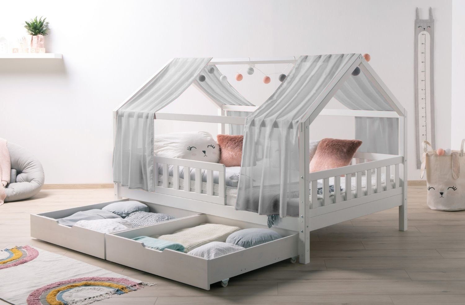 Ticaa Hausbett Kim mit Rausfallschutz und Schubkasten aus Kiefer, Kinderbett 120x200, inkl. Tüll-Set, mit Rollrost