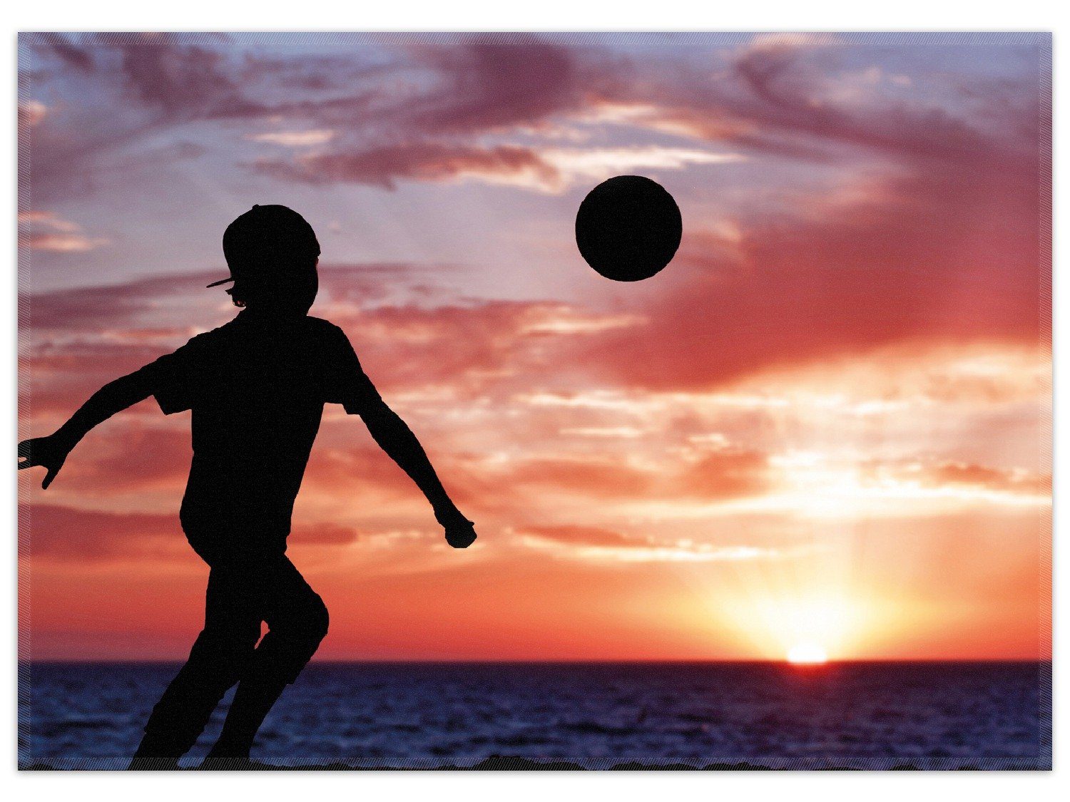 Teppich Fußball - Kleiner Junge spielt im Abendrot, Wallario, rechteckig, rutschfest