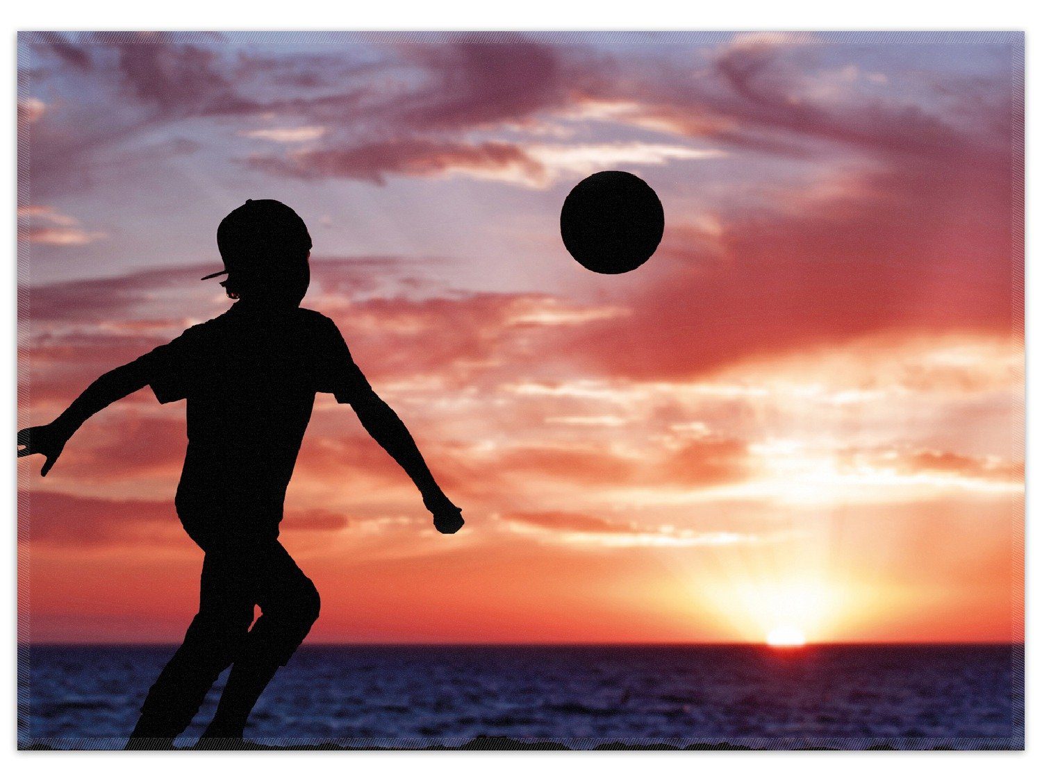 Wallario Teppich Fußball - Kleiner Junge spielt im Abendrot, rechteckig, rutschfest