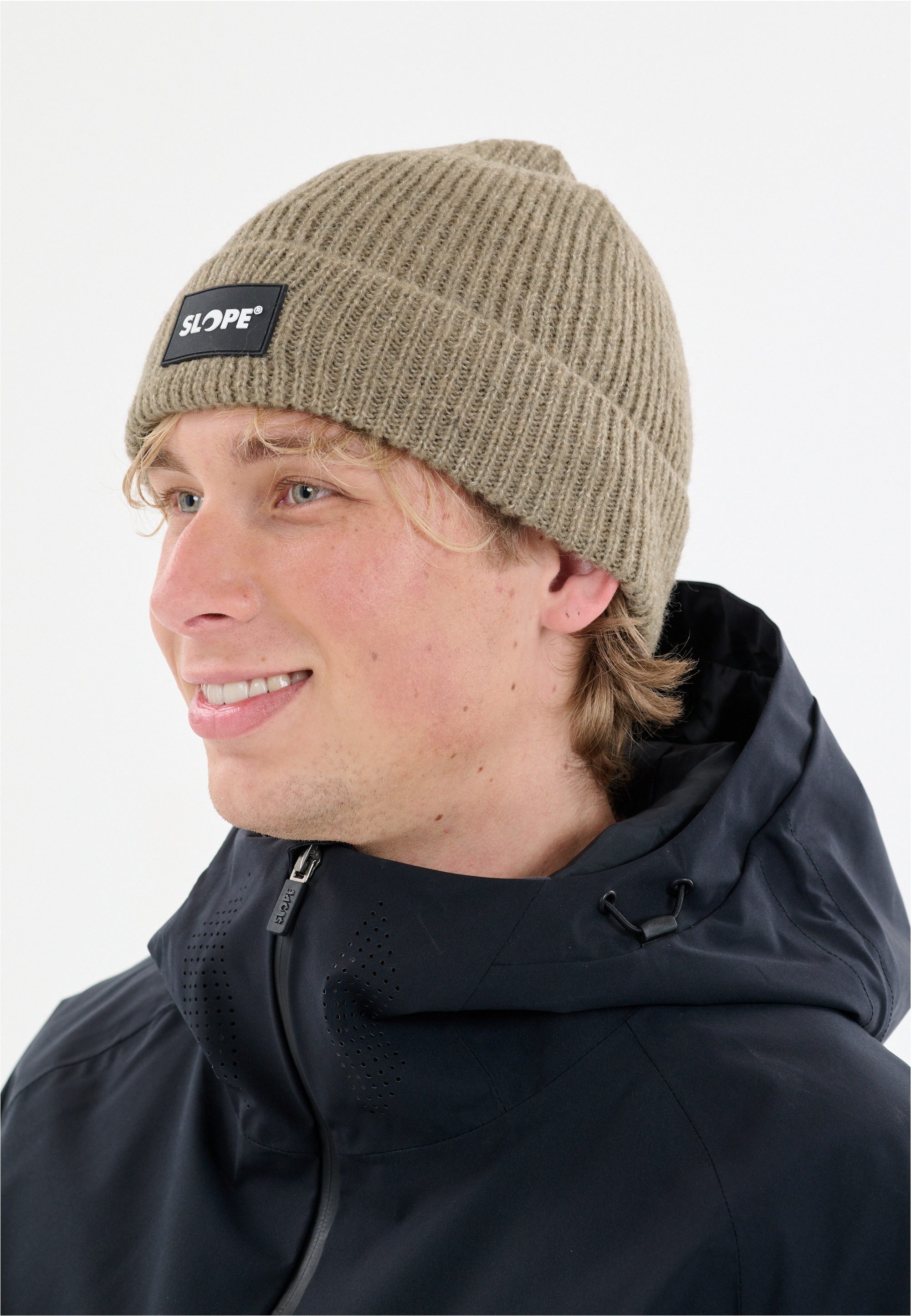 SLOPE Beanie Andi aus wärmenden Materialmix