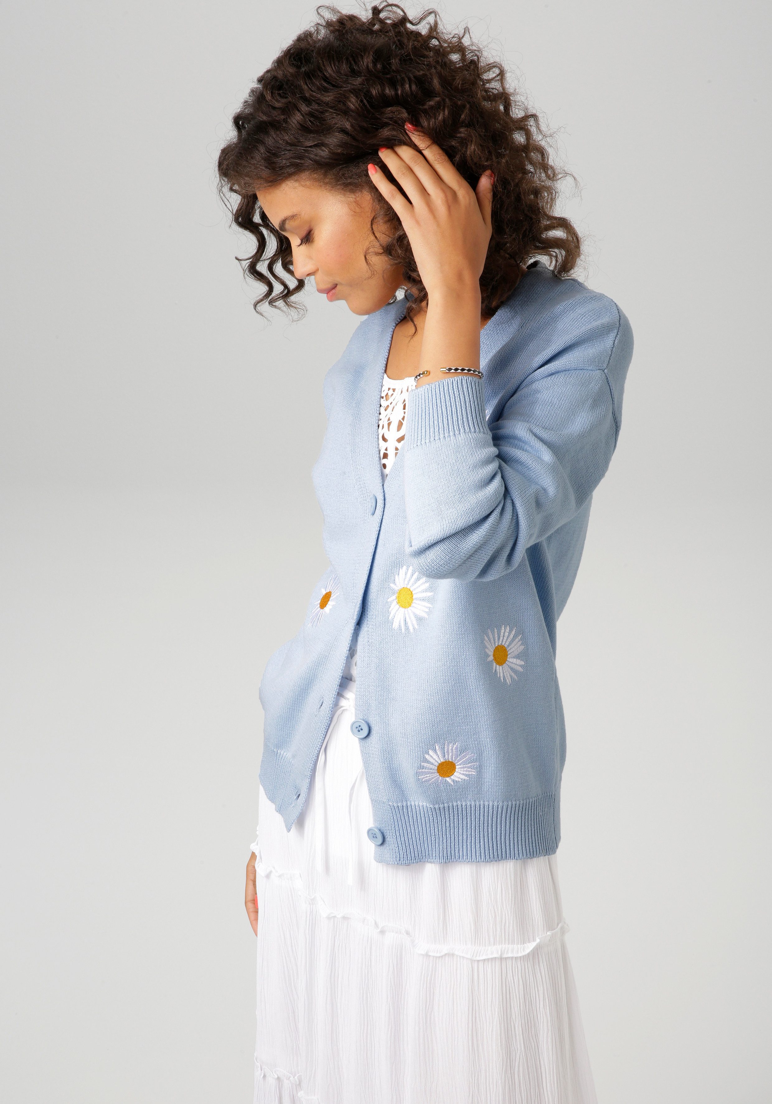 Aniston CASUAL Strickjacke mit aufgestickten Margeriten verziert günstig online kaufen