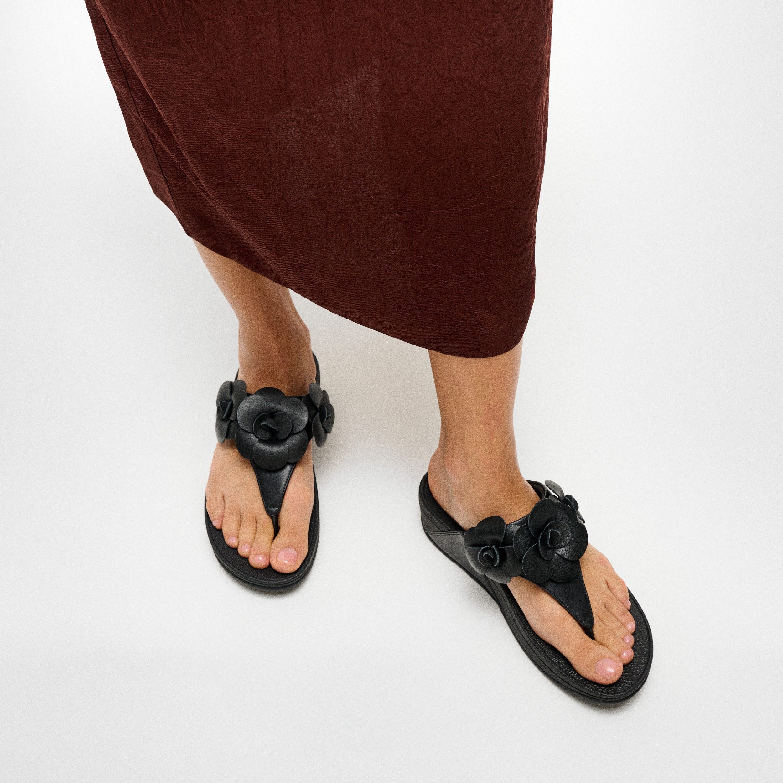 Fitflop LULU FLOWER TOE-POST SANDALS Dianette Keilabsatz, Zehentrenner, Sommerschuh mit modischer Blütenverzierung