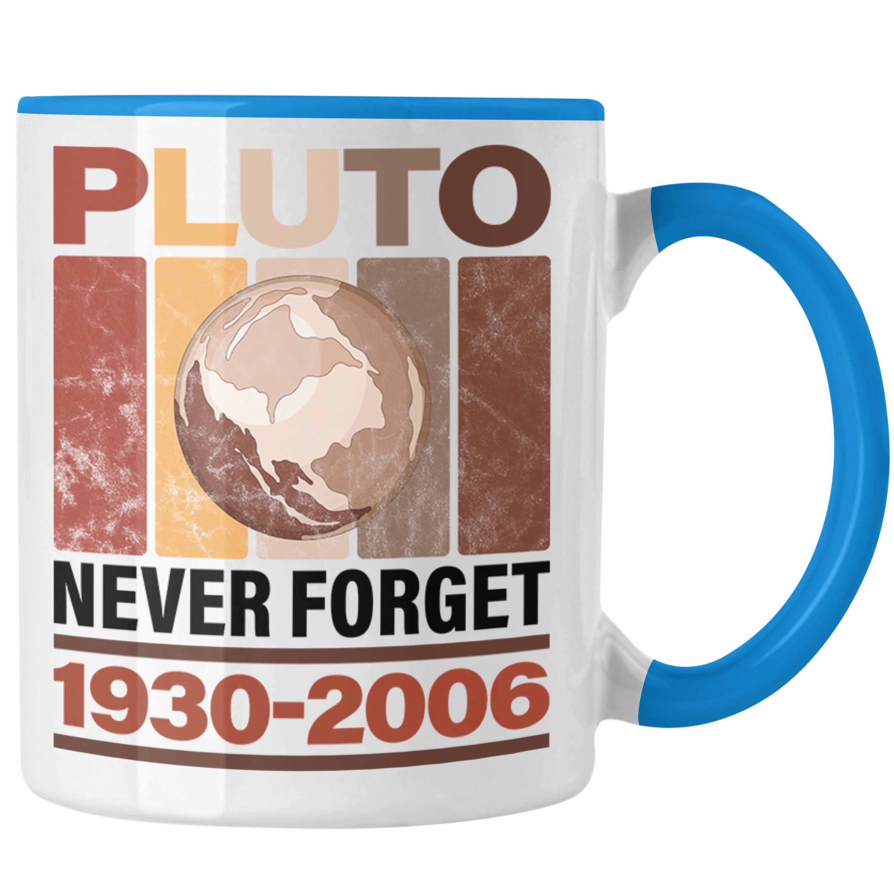 Trendation Tasse Lustige Tasse "Pluto Never Forget" Geschenk Astronomie-Fans Blau