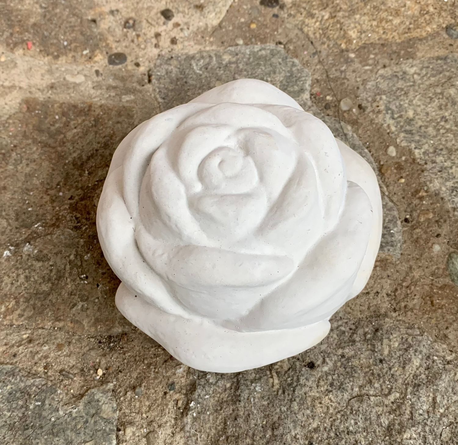 Nesbel - Spüren Sie die Reinheit? Gartenfigur Blume, (1 St), Deko Objekt für Haus und Garten aus Beton