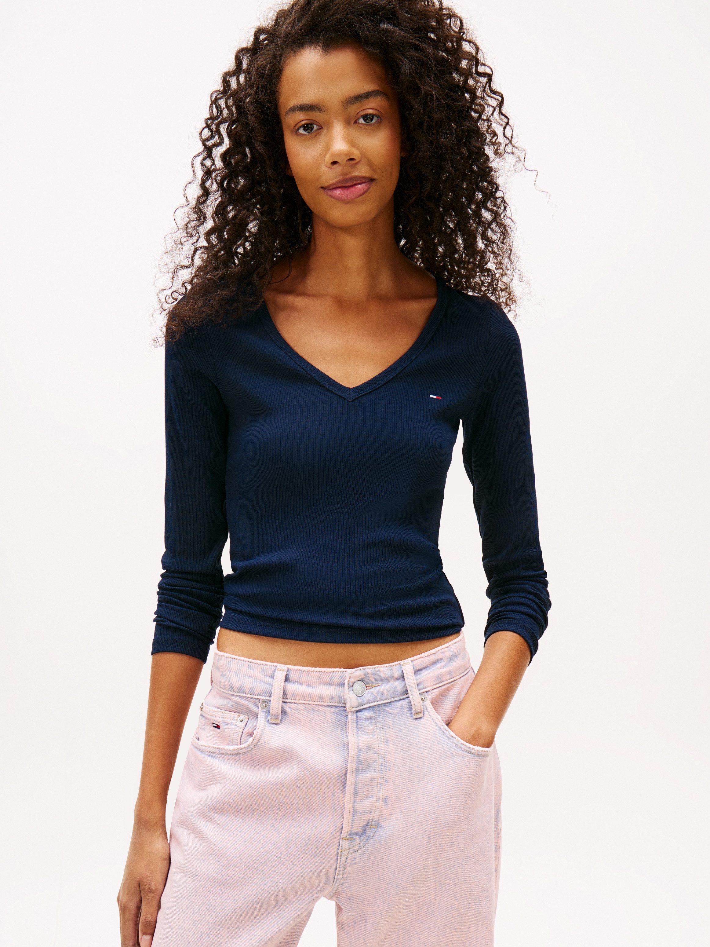 Tommy Jeans Langarmshirt TJW SLIM ESSENTIAL RIB V LS mit Logostickerei günstig online kaufen