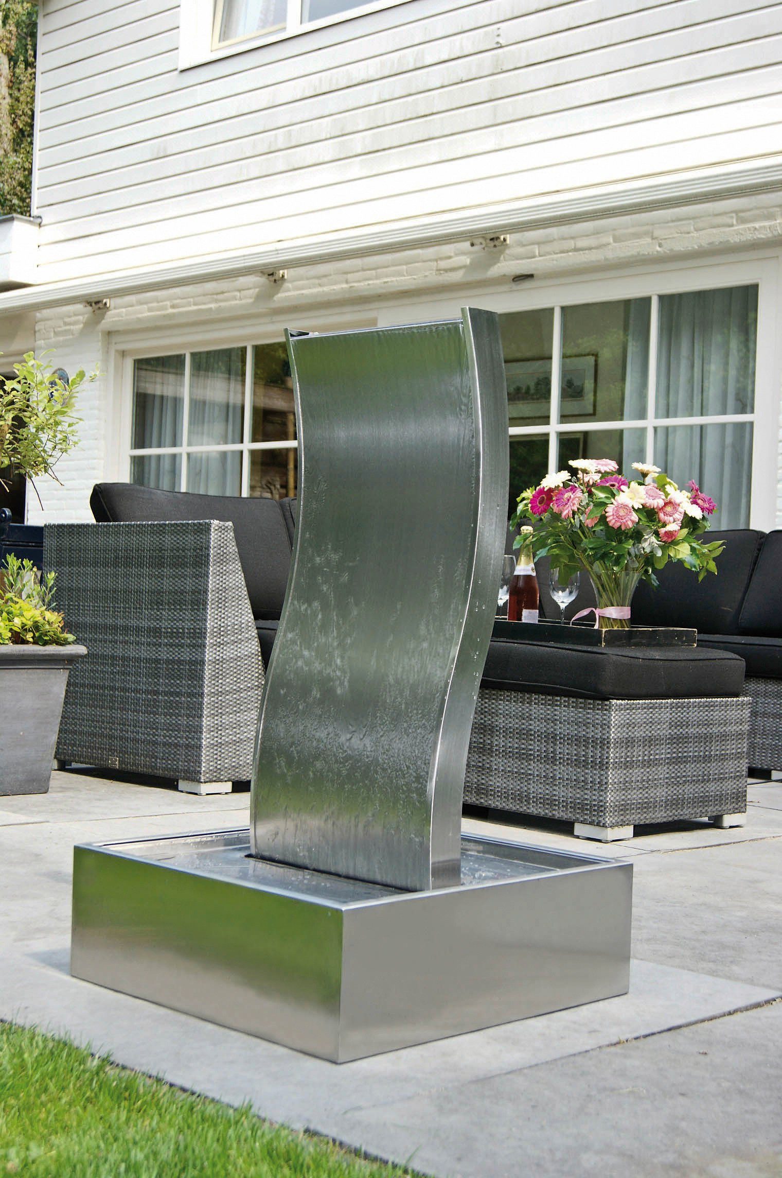 Ubbink Gartenbrunnen GENOVA in Wellenform aus gebürstetem Edelstahl, 40 cm Breite, Wasserbecken BxT: 60x60 cm