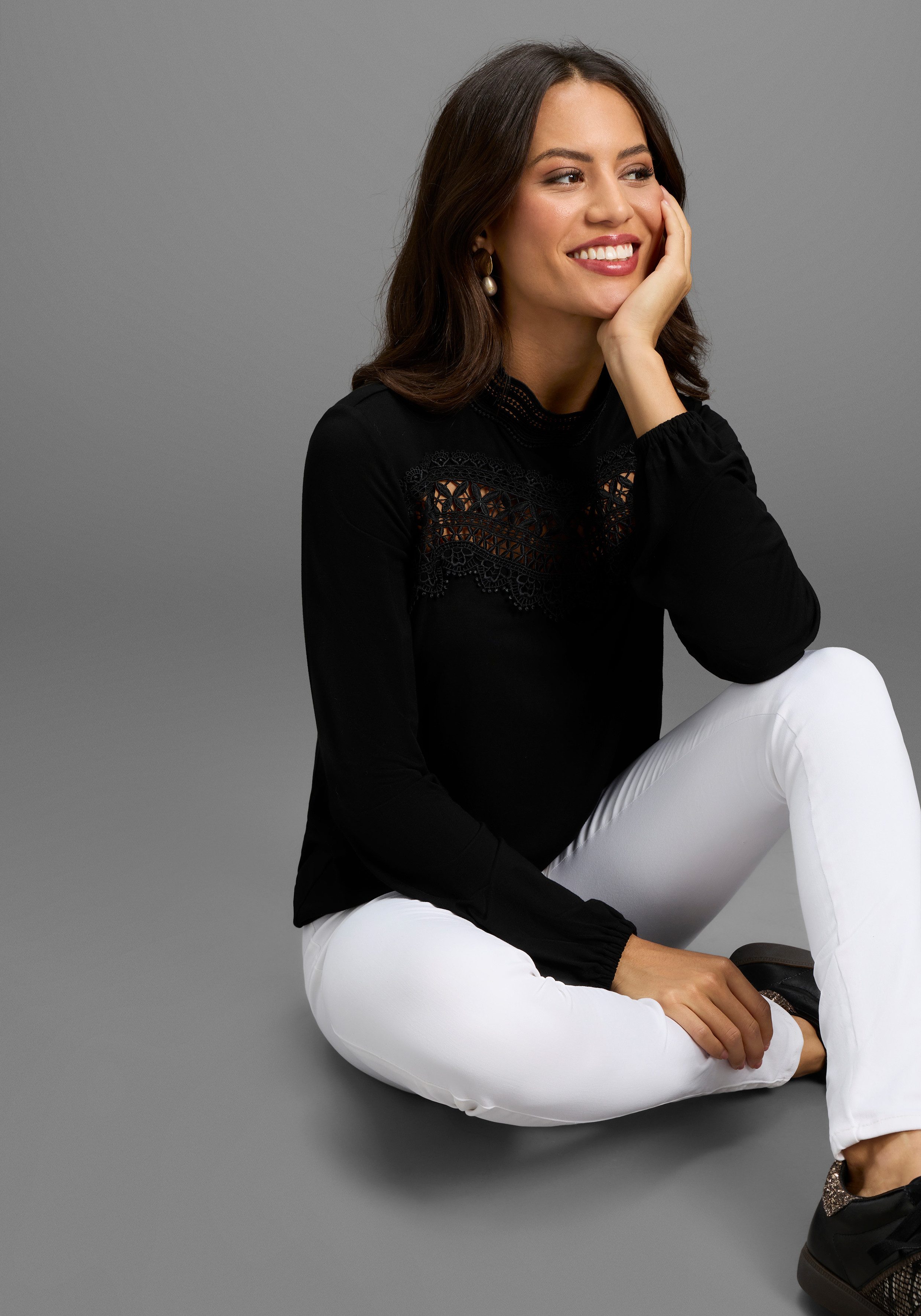 Laura Scott Longsleeve figurumspielend, mit Spitze