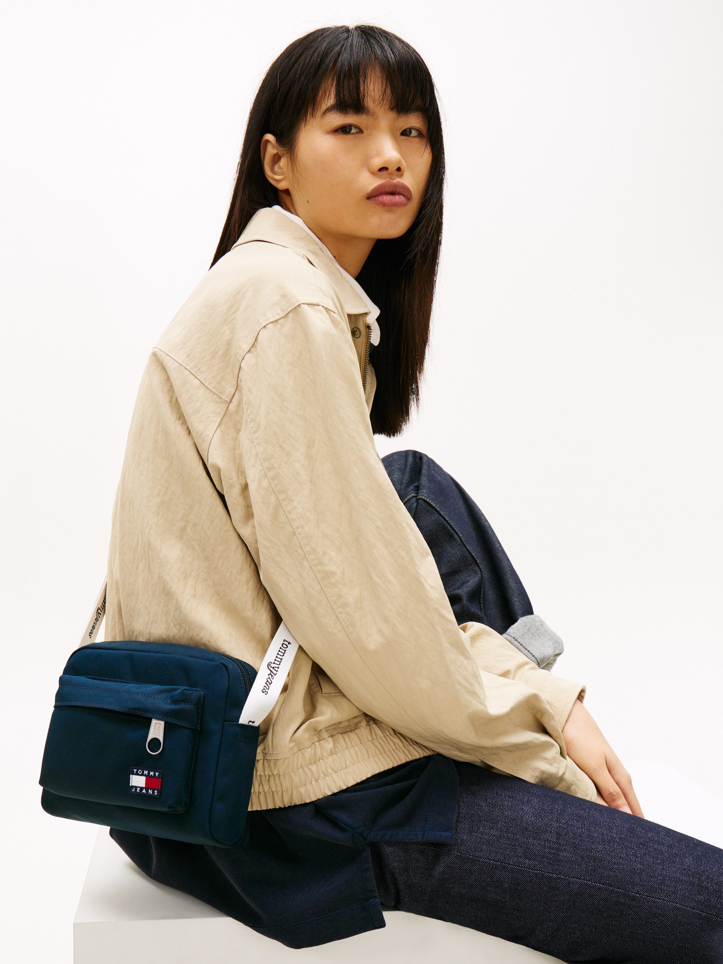 Tommy Jeans Umhängetasche TJW ESS DAILY CROSSOVER, Damen Schultertasche, Handtasche mit kontrastfarbigem Logo-Aufnäher