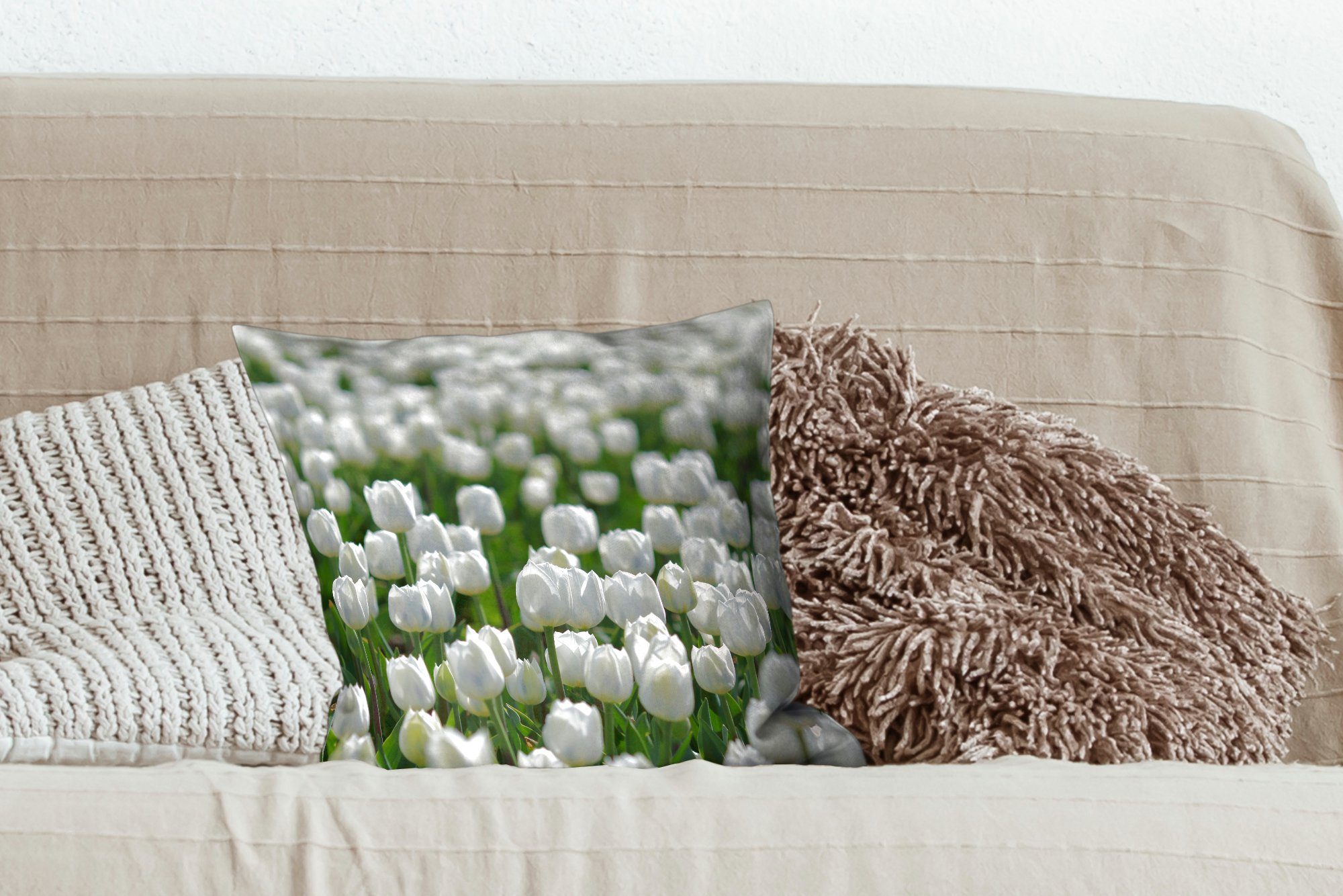 Ein Schlafzimmer, Sofakissen Dekokissen Deko, MuchoWow Frühling, Zierkissen weißen Wohzimmer, mit mit Füllung Gebiet Tulpen für im