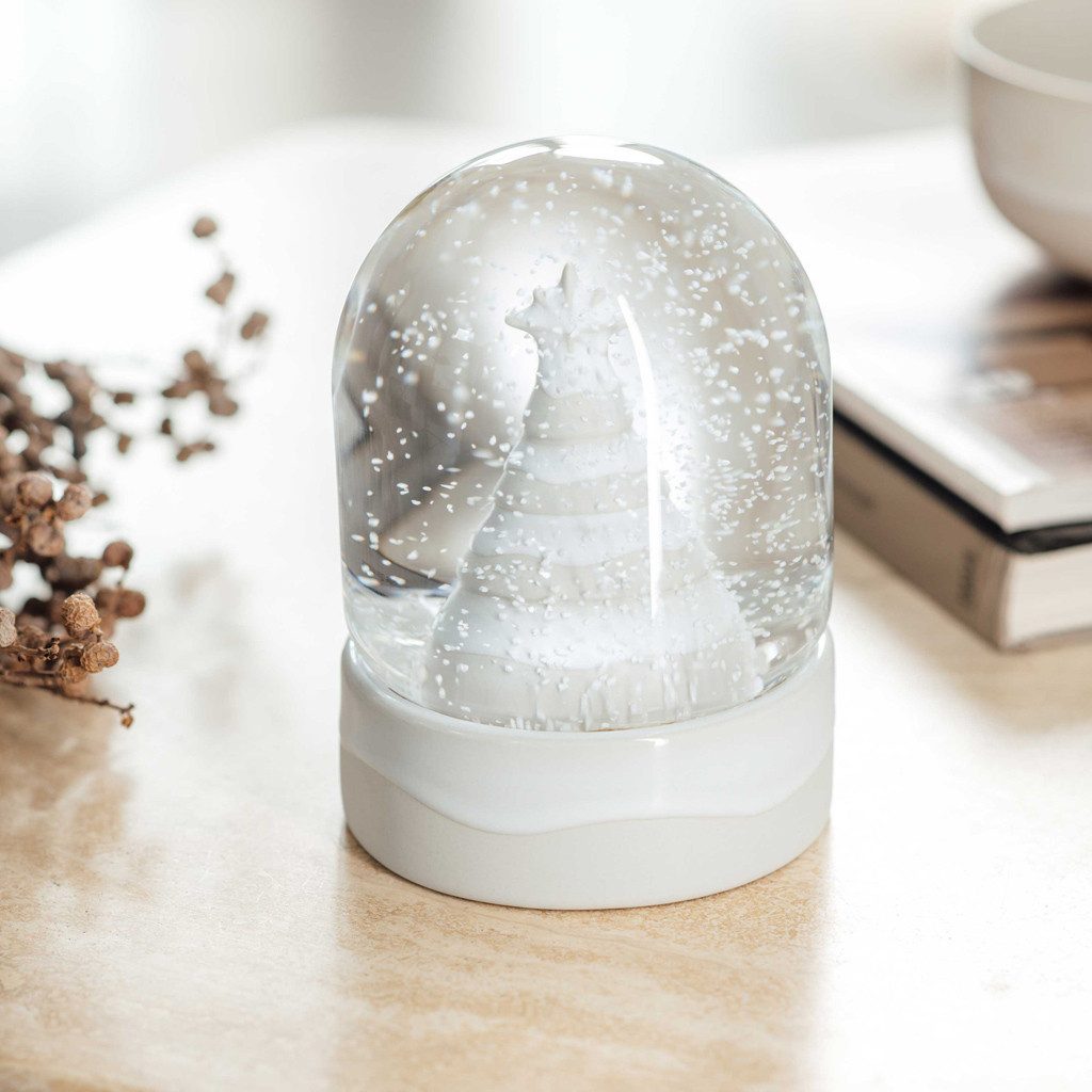 like. by Villeroy & Boch Weihnachtsfigur Winter Glow Schneekugel – Bild 2 von 4