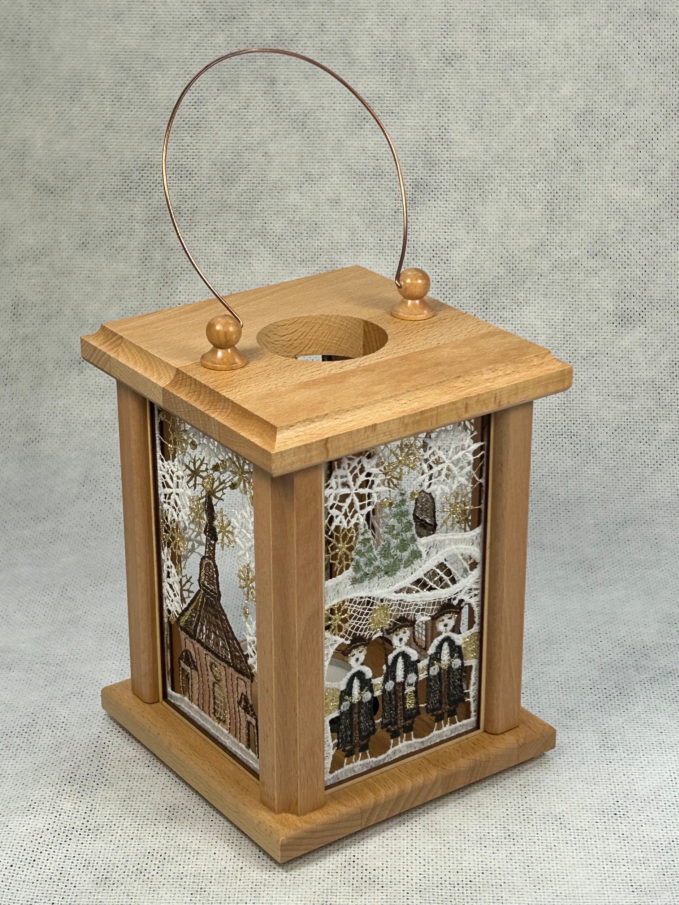 LED Laterne Original erzgebirgische Holzlaterne mit Plauener Spitze, zwei Farben, LED Kerze nicht im Lieferumfang enthalten