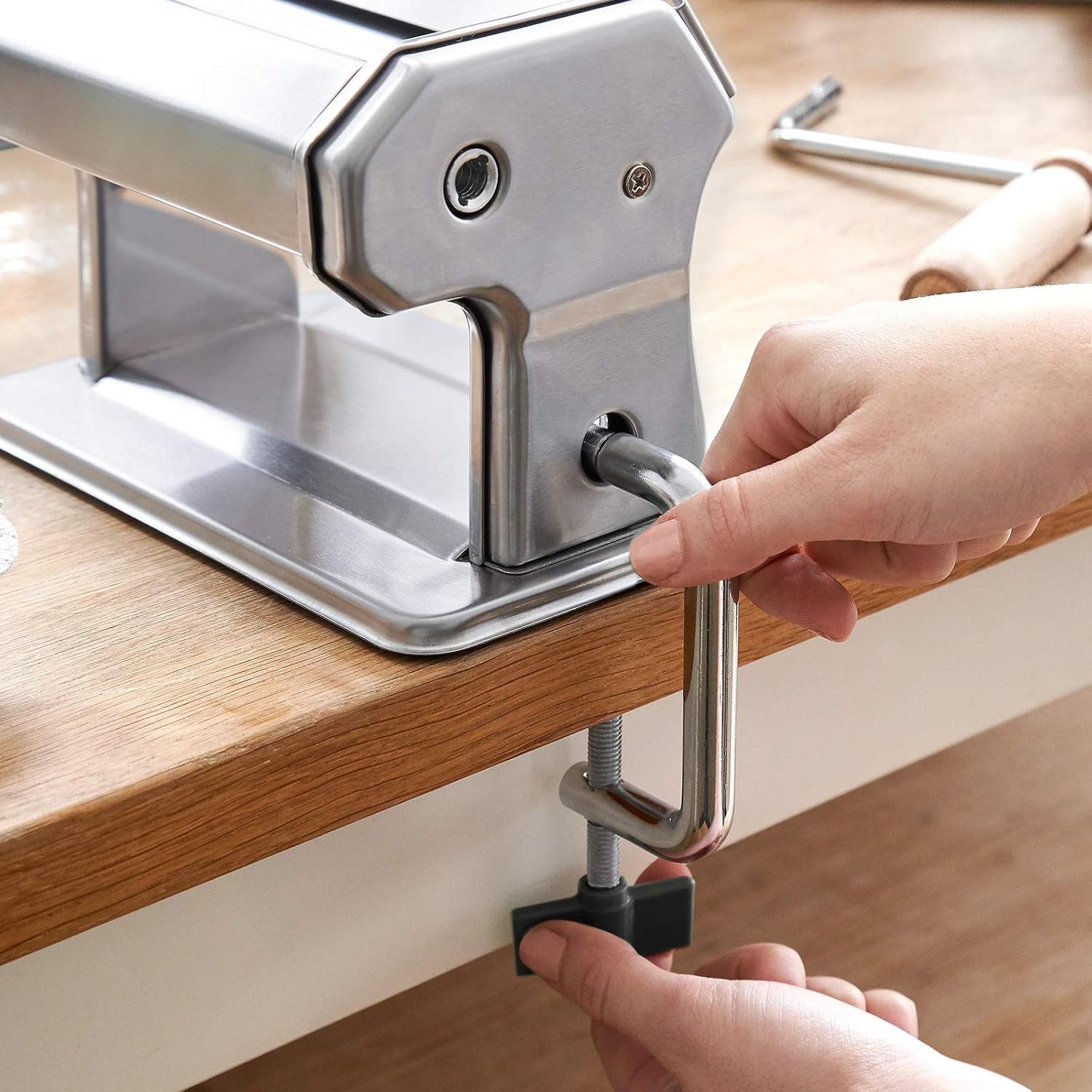 Springlane Nudelmaschine - Manuelle Nudelmaschine aus Edelstahl - Pastamaker inkl. Rezeptbuch, Nudeltrockner & 3 Schneideaufsätze, 9 Teigdicke-Stufen – Bild 5 von 5