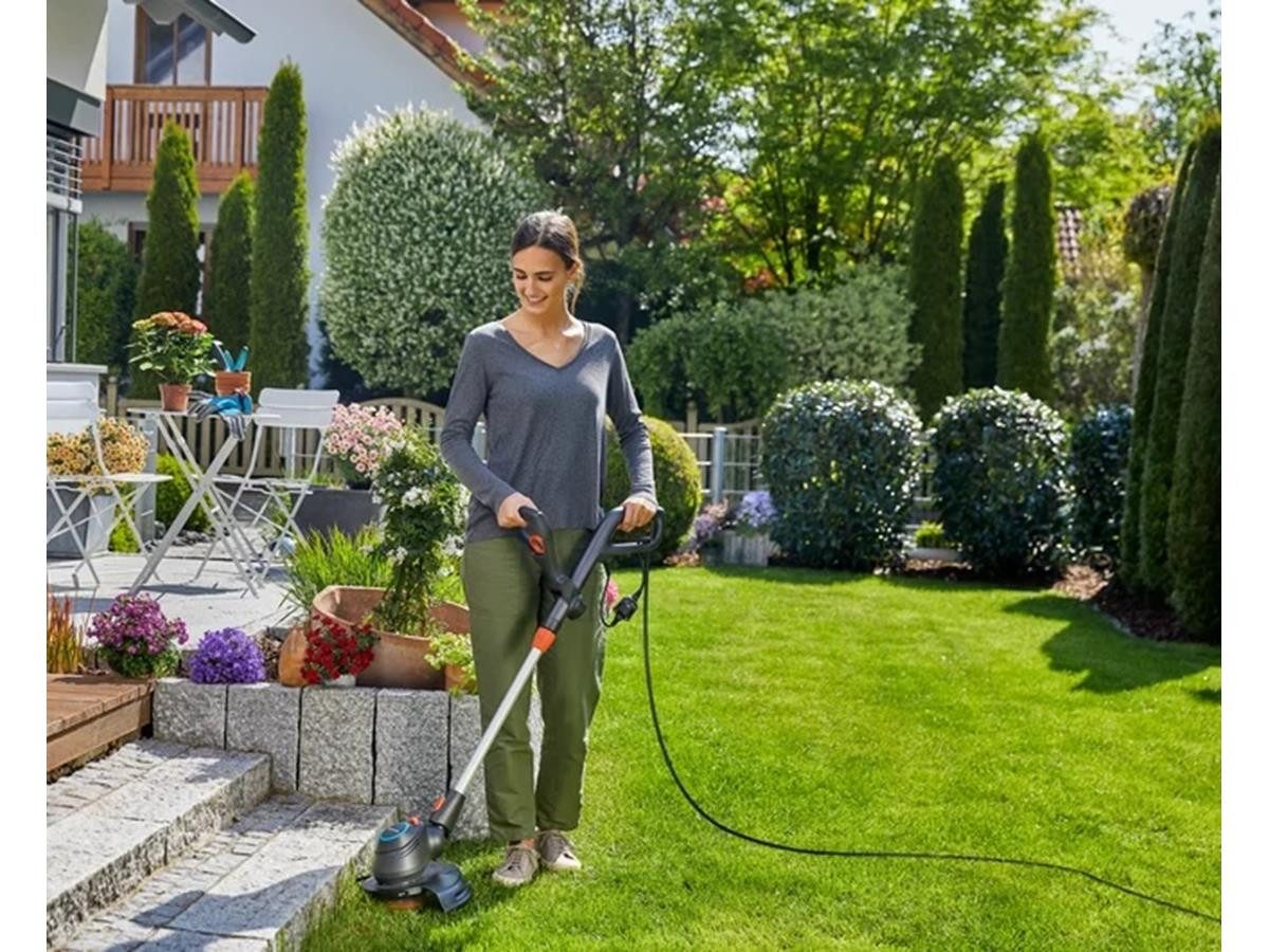 GARDENA Akku-Rasentrimmer ComfortCut 550/28, 28 cm Arbeitsbreite Faden, kabelgebunden, 550 W Leistung