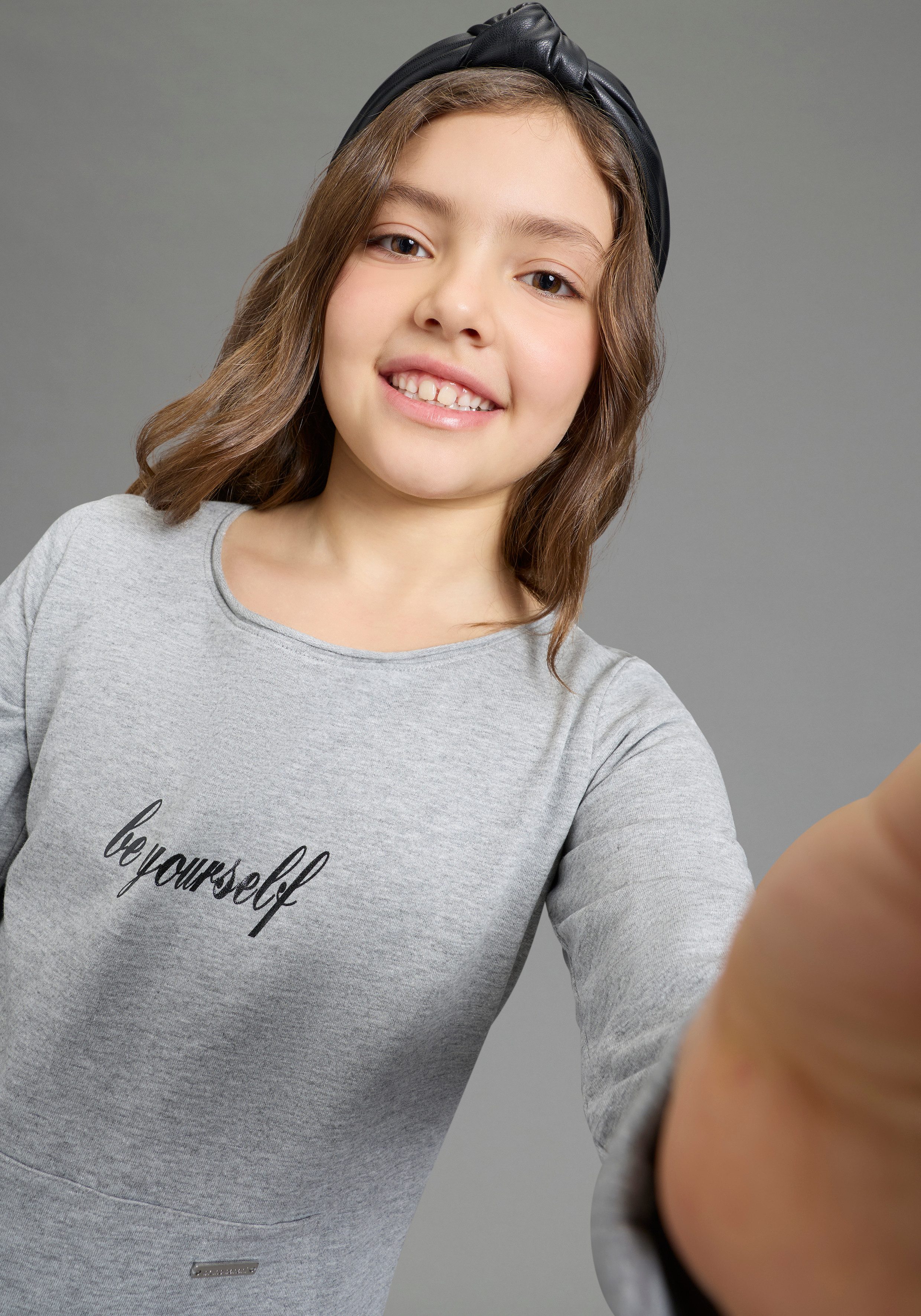 Bruno Banani Sweatshirt mit lässigem Ausschnitt & Folienprint für Mädchen: BE YOURSELF für Mädchen, mit Glitzerdruck und Applikation, mit U-Boot-Ausschnitt. Reduzierter Preis € 27,99. Unverbindliche Preisempfehlung € 34,99, (€ 27,99 pro 1 Stk)