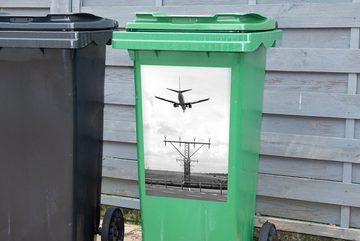 MuchoWow Wandsticker Sinkendes Flugzeug auf dem Weg zum Flughafen Schiphol - schwarz-weiß (1 St), Mülleimer-aufkleber, Mülltonne, Sticker, Container, Abfalbehälter