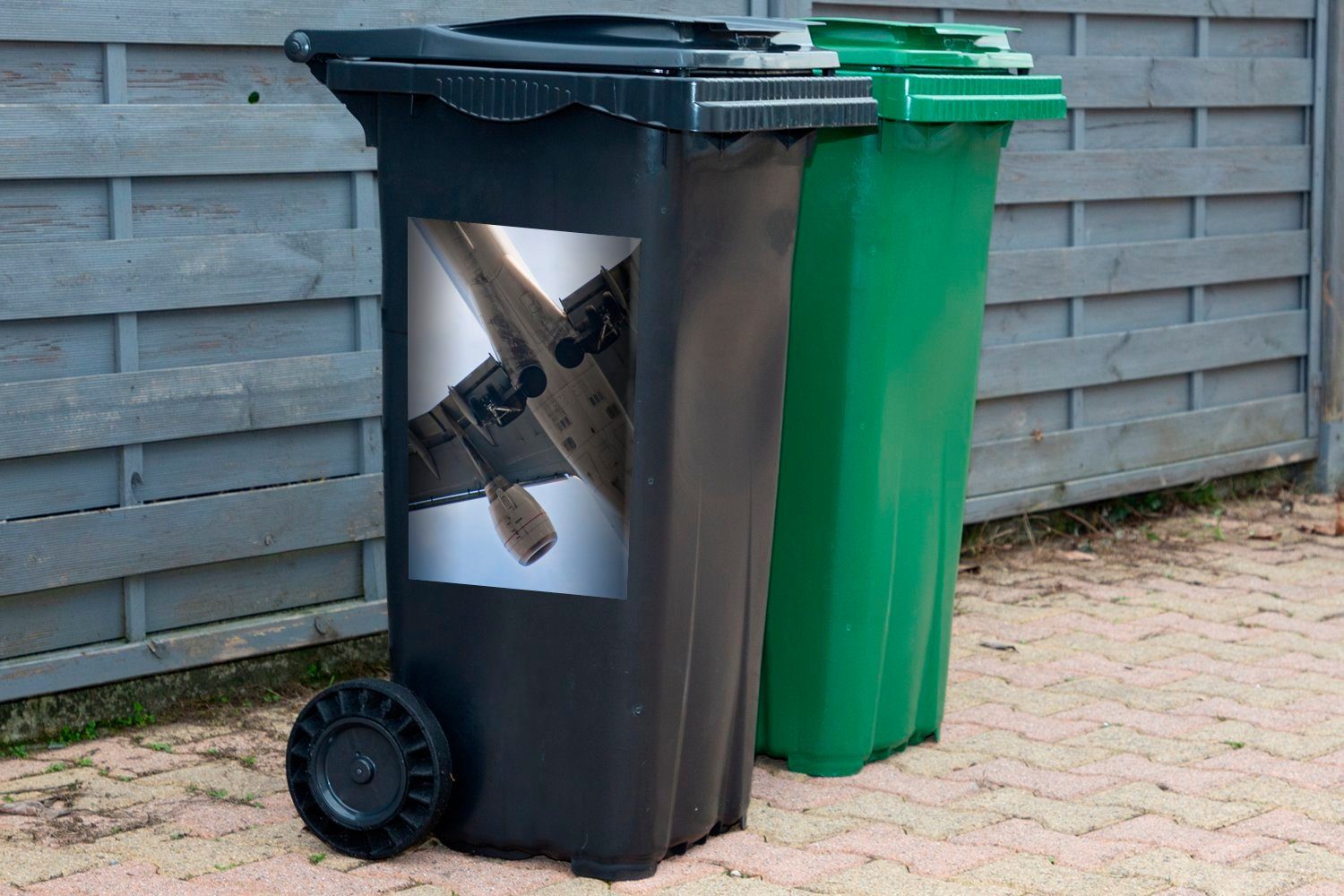 MuchoWow Wandsticker unter Sticker, Mülleimer-aufkleber, Direkt Container, einem St), (1 landenden Mülltonne, Abfalbehälter Flugzeug