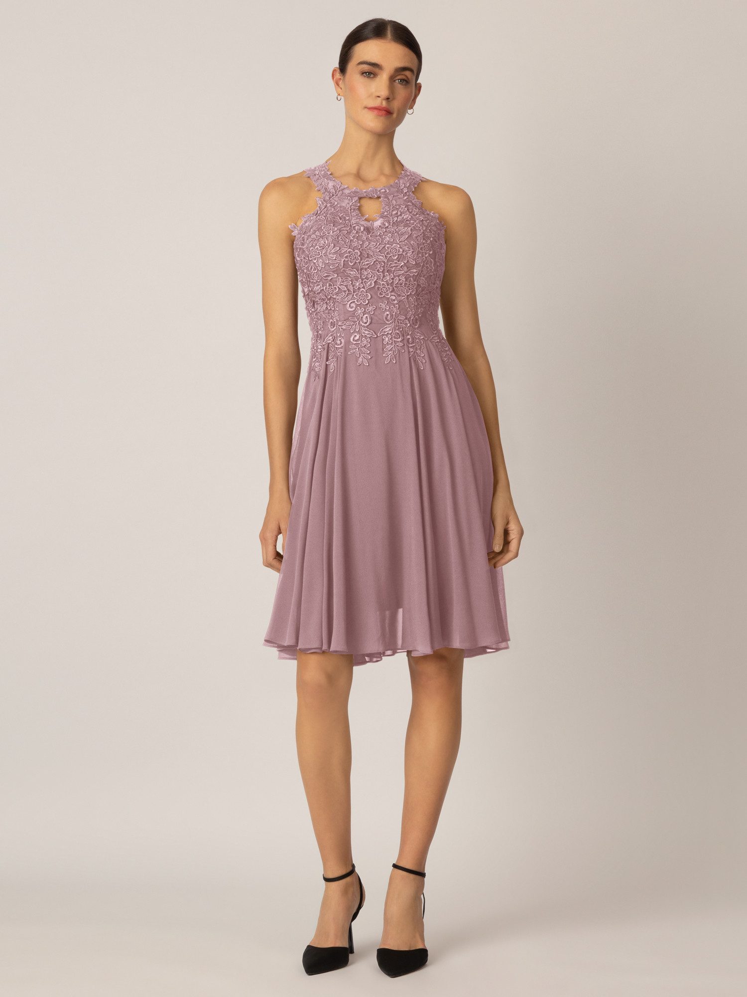 Apart Cocktailkleid aus einer Plastischen Spitze und Chiffon