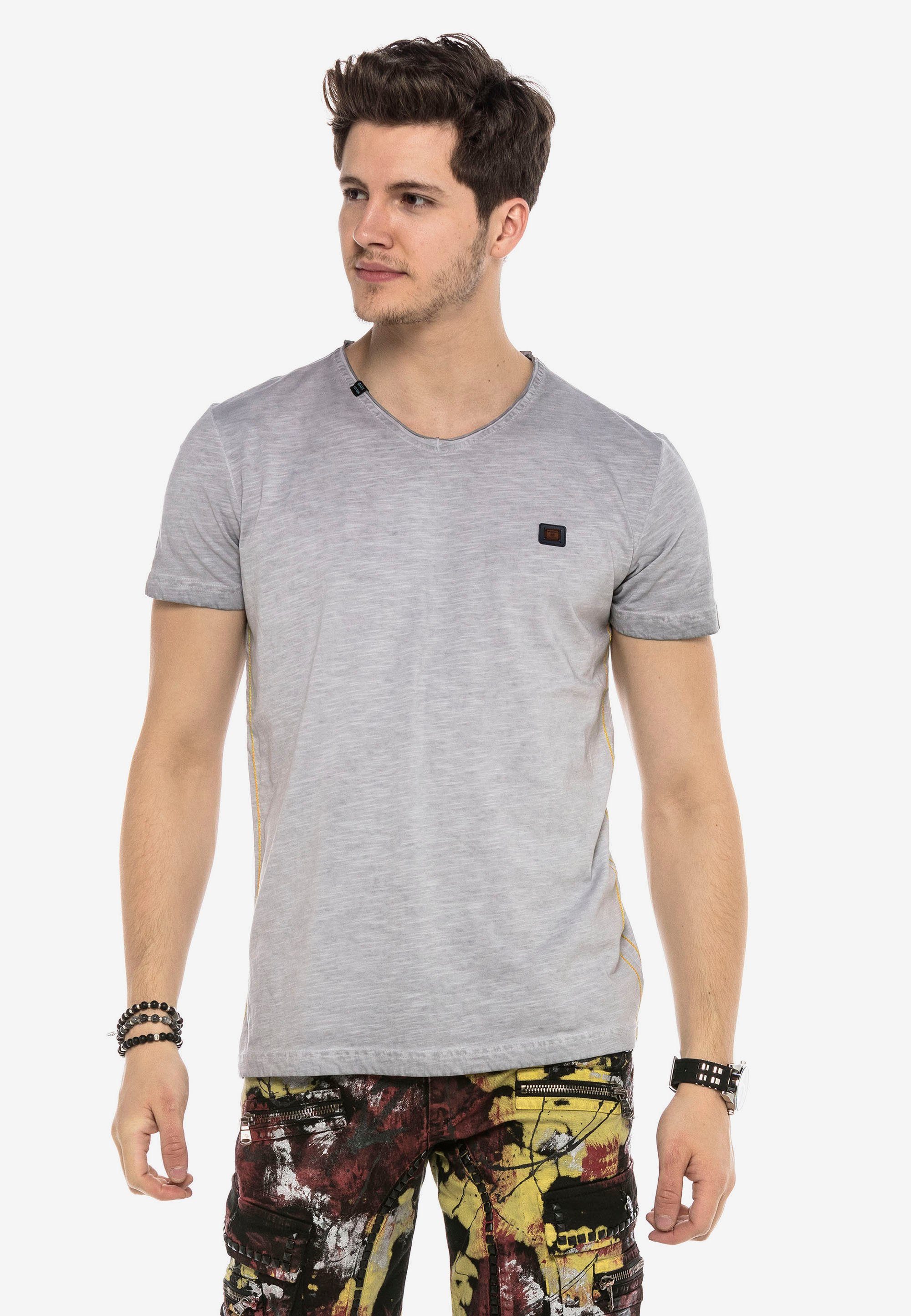 Cipo & Baxx T-Shirt mit kleinem Logo-Patch grau | V-Shirts