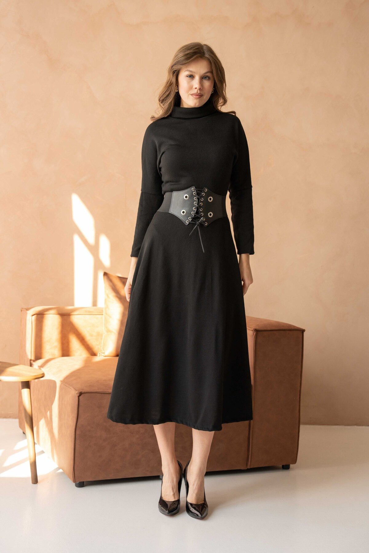 Midikleid Midikleid mit hohem Kragen, langen Ärmeln und Gürteldetails