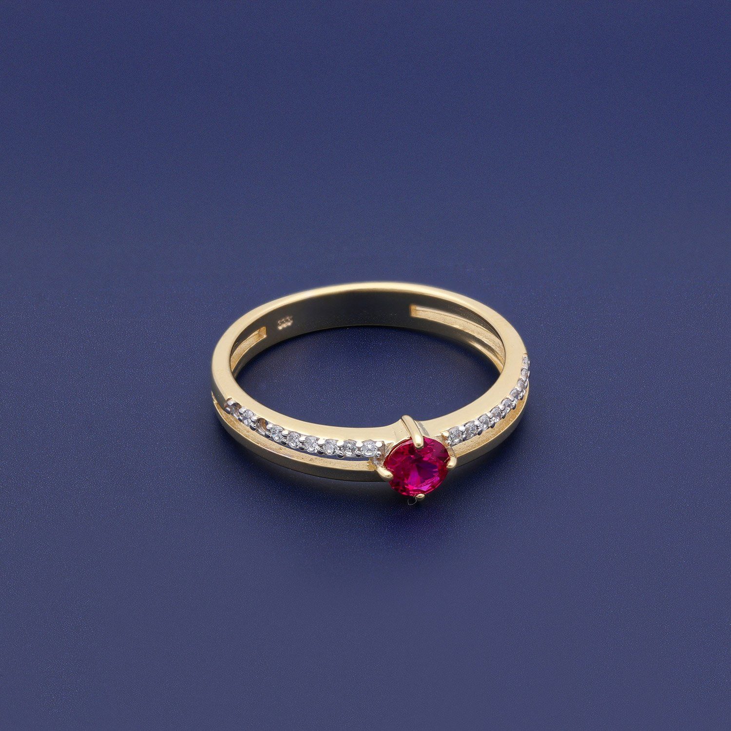 trendor Goldring DamenGold 333 mit synthetischem Rubin und Zirkonias günstig online kaufen